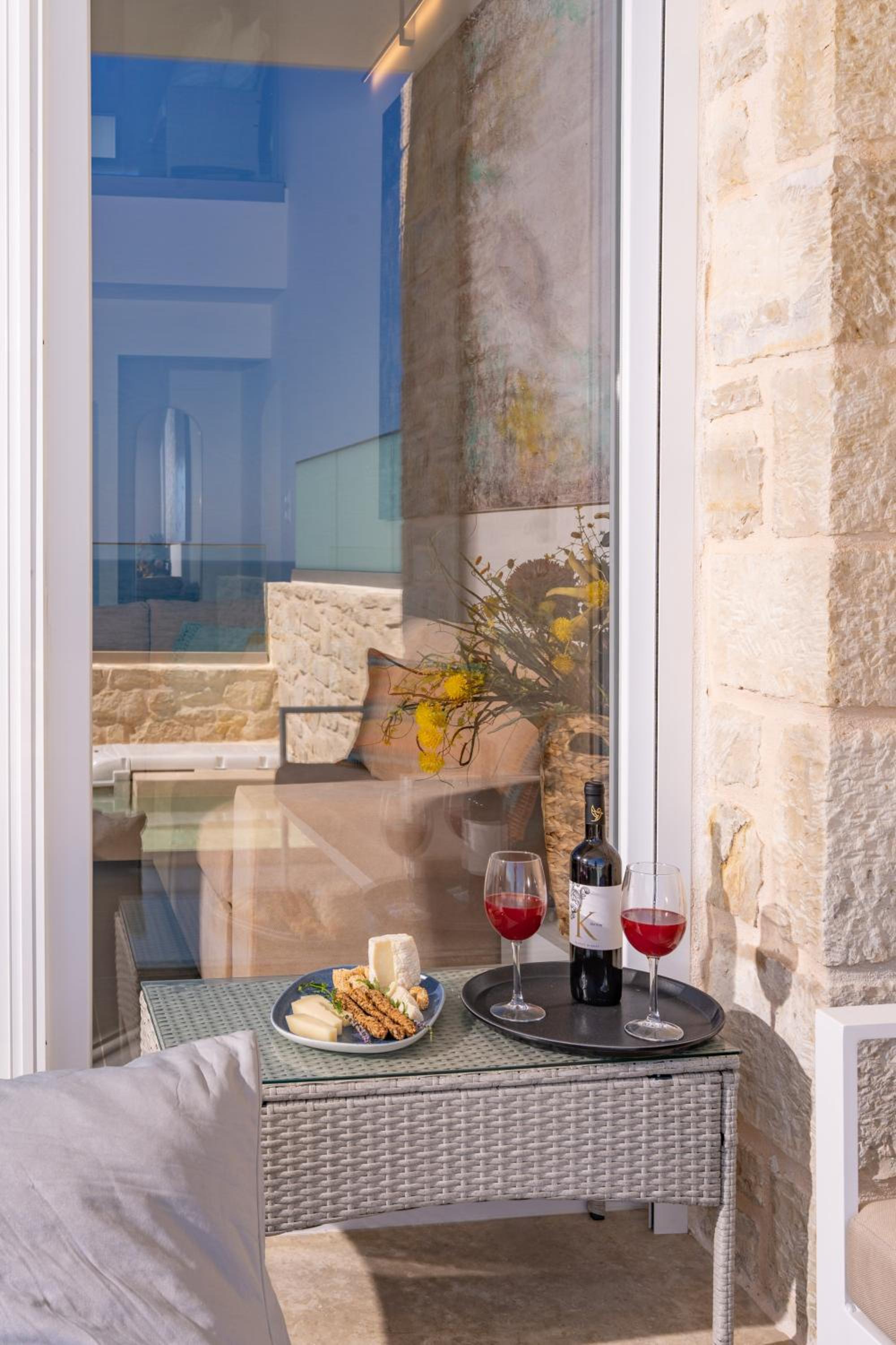 Aura Suite en Panormos Rethymno — balance & terrace