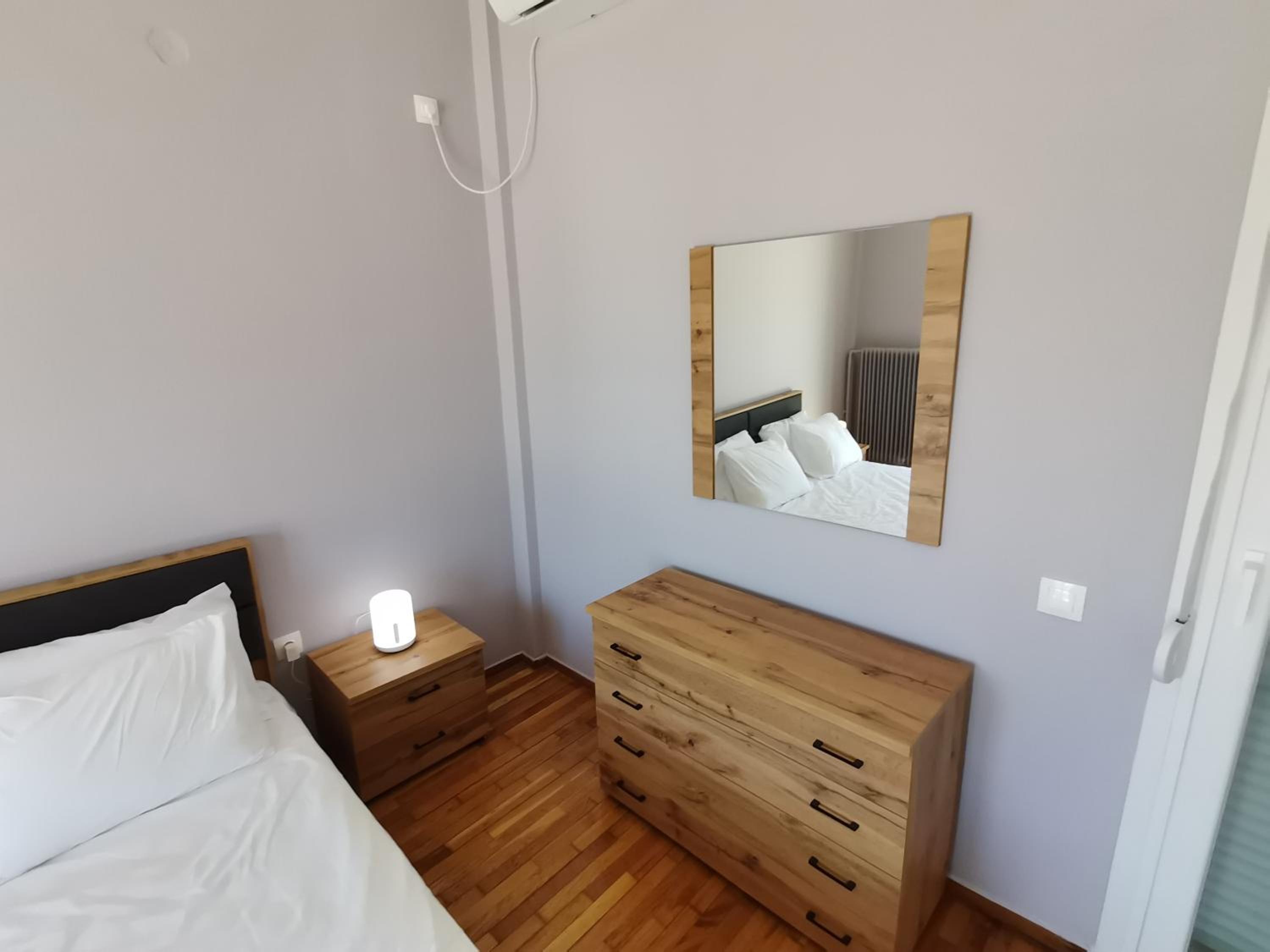 Penthouse spacious w super wifi & terrace, 2 min from metro