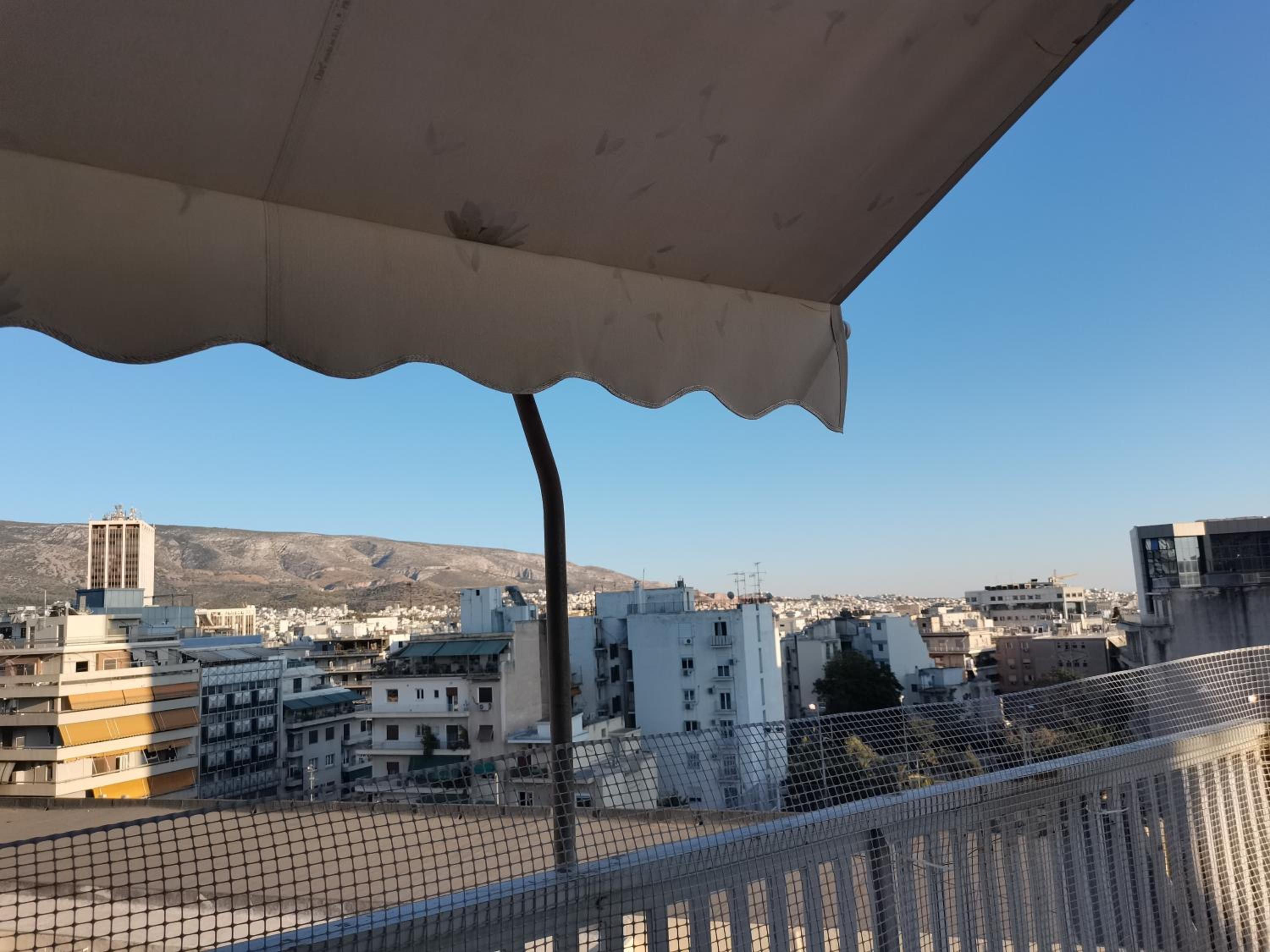 Penthouse spacious w super wifi & terrace, 2 min from metro