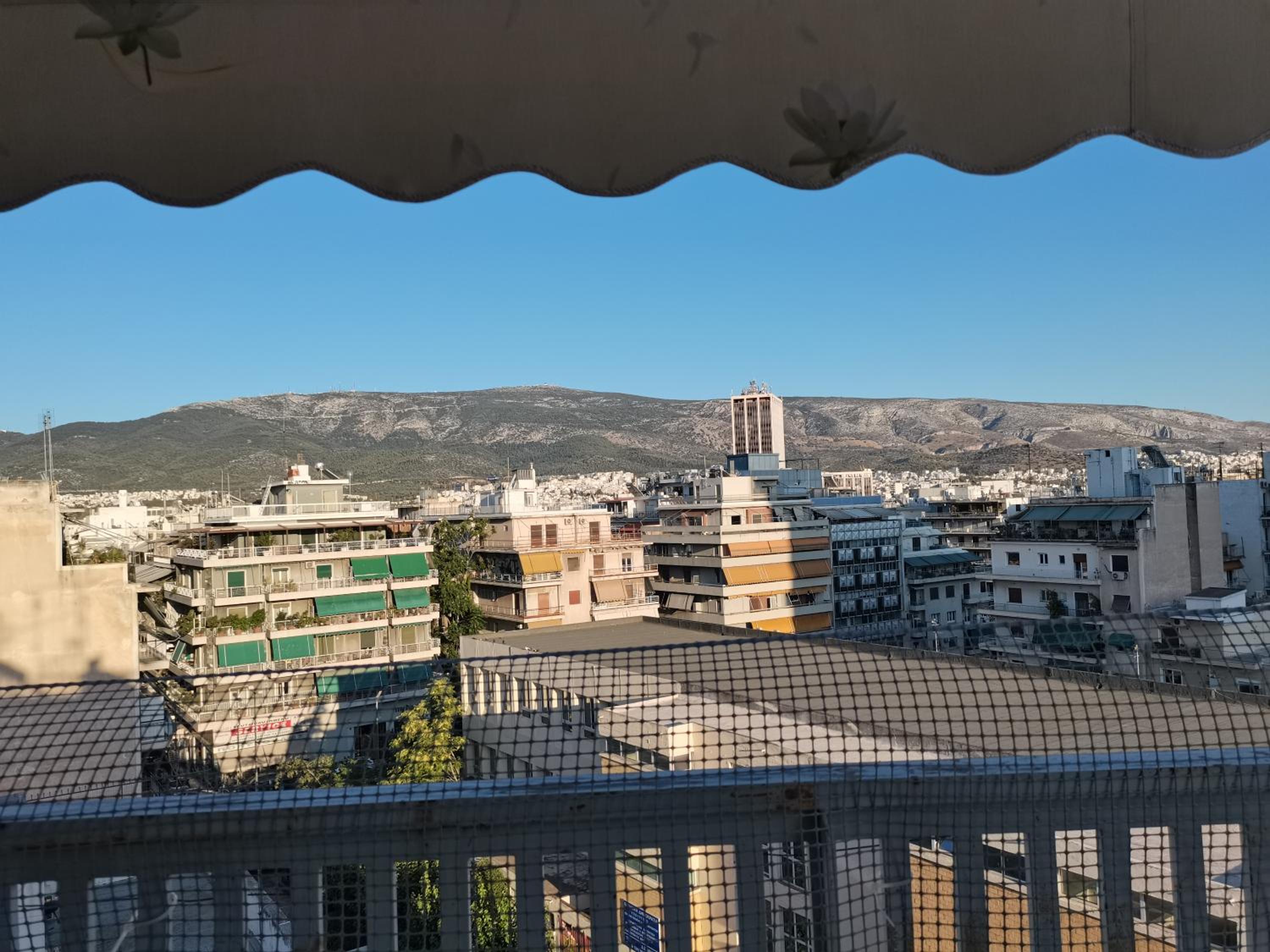 Penthouse spacious w super wifi & terrace, 2 min from metro
