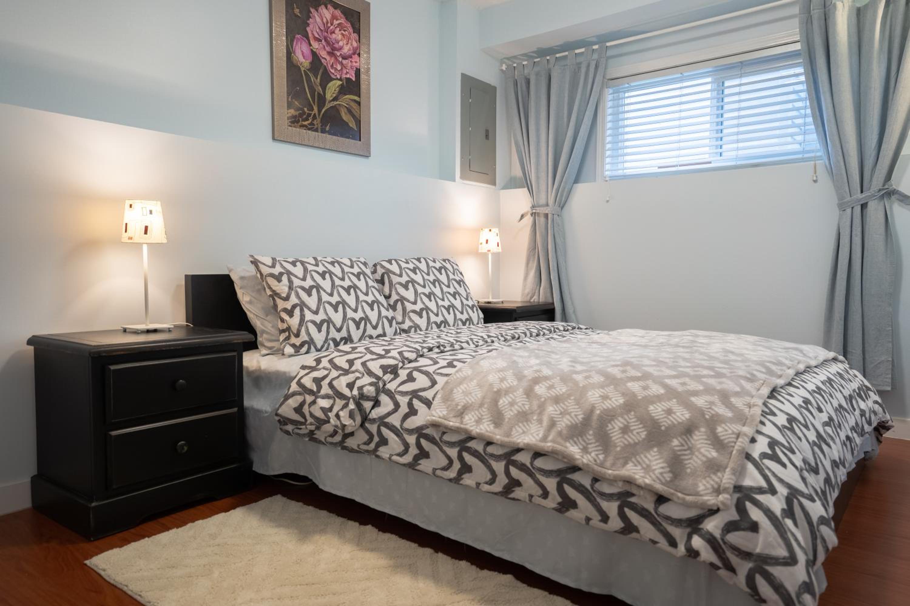 Lovely 1BR Secondary suite with Separate entrance