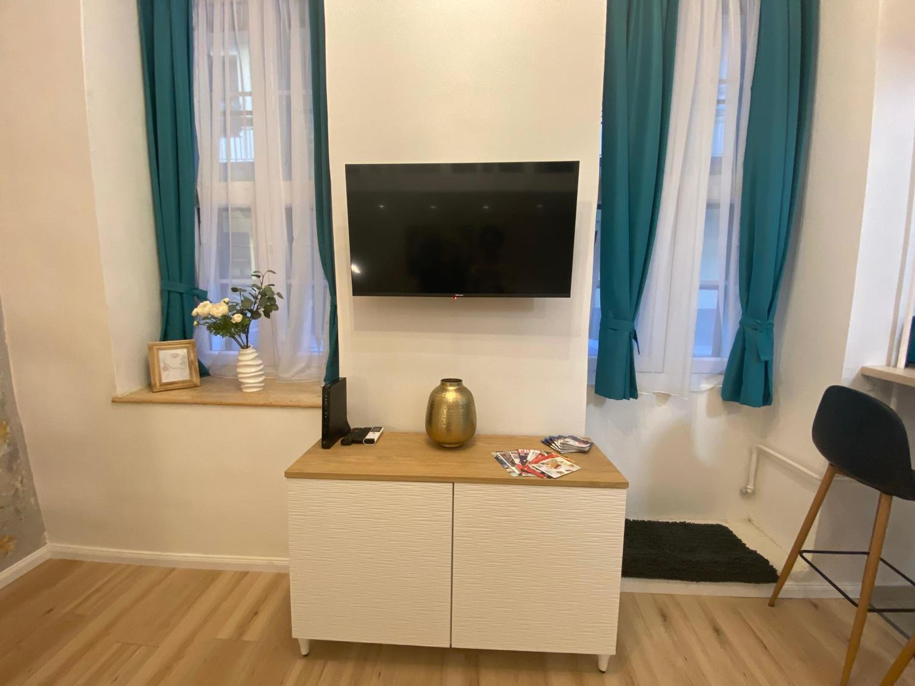 GOLDART Design apartment in the heart of Budapest view 3