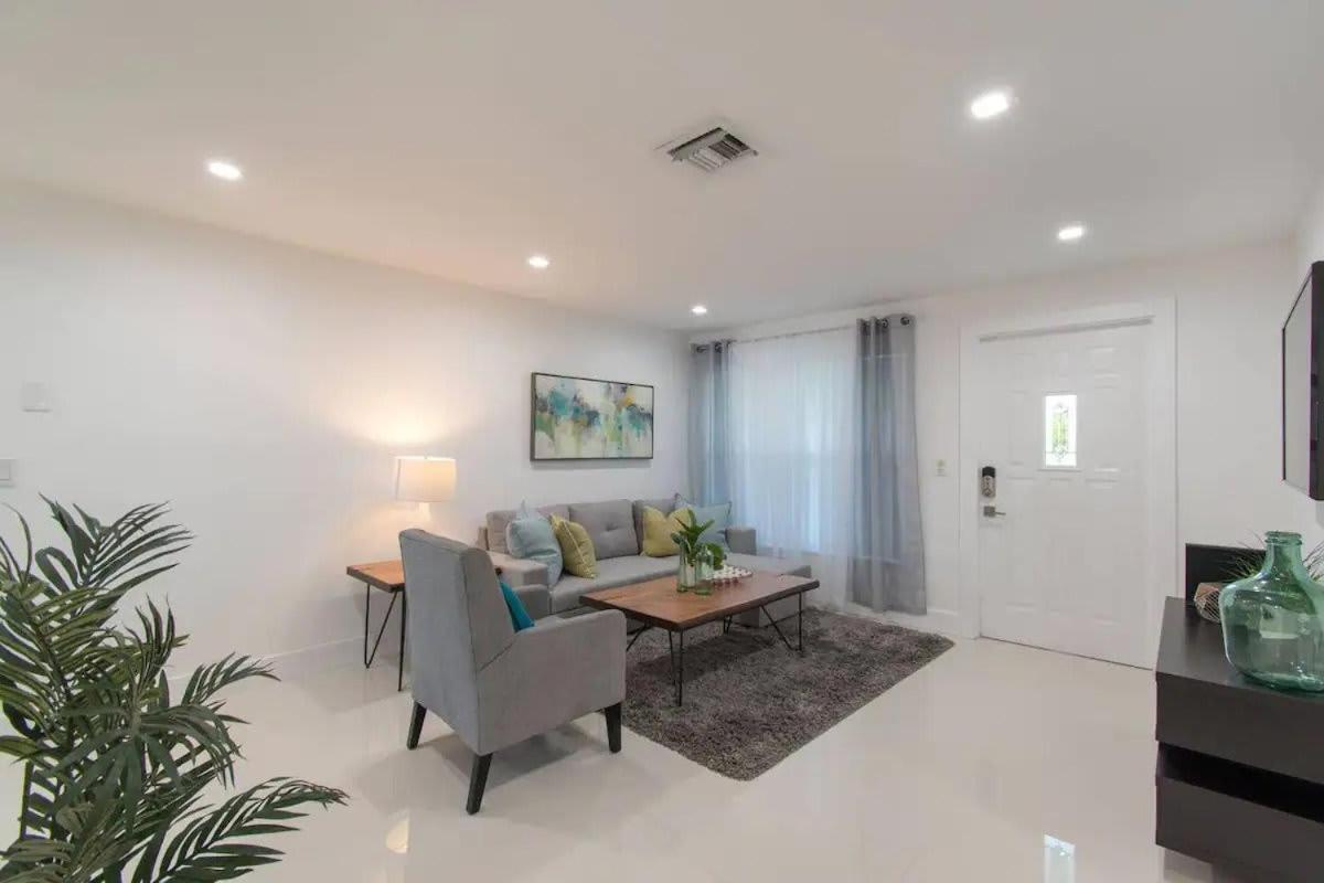 RENOVATED 2 Bd with Private Hot Tub 6 min to HARDROCK CASINO view 3