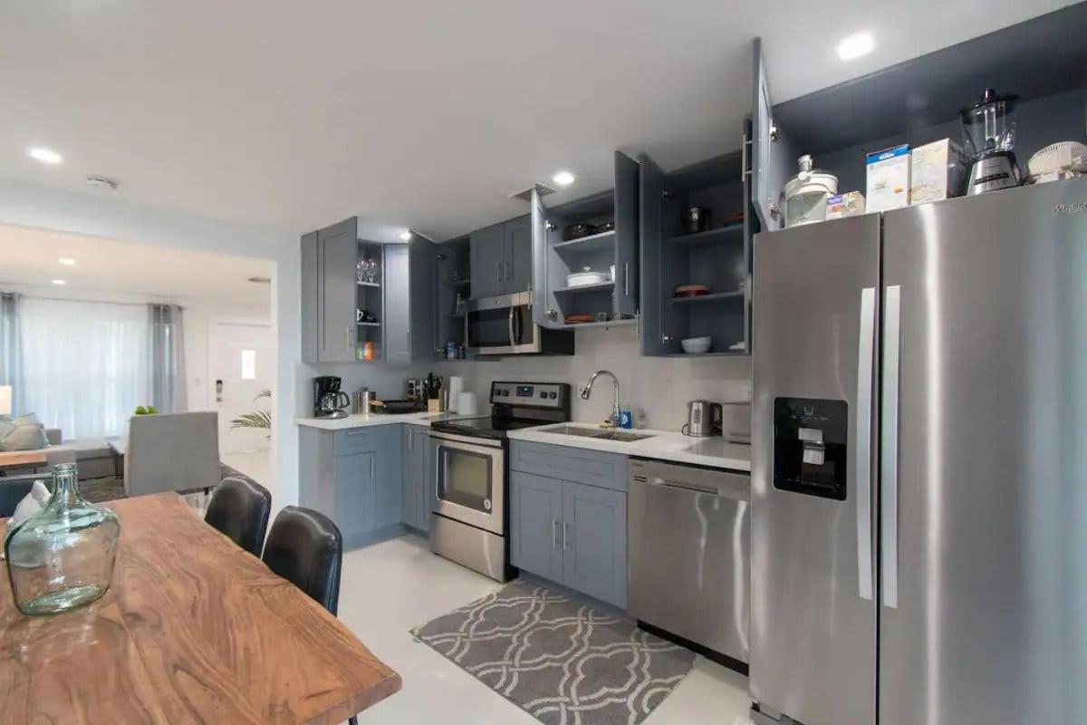 RENOVATED 2 Bd with Private Hot Tub 6 min to HARDROCK CASINO view 5