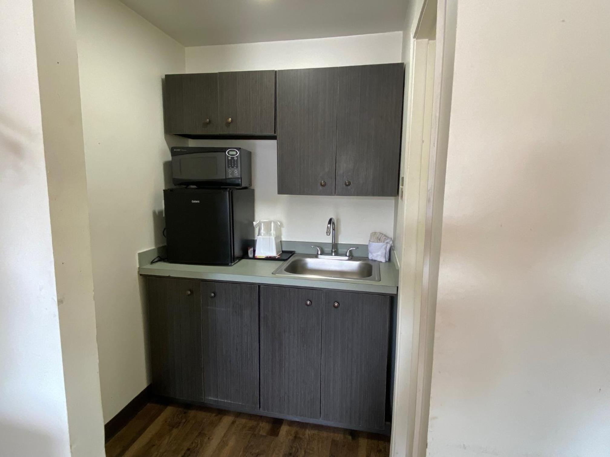 Desert Sands Inn & Suites
