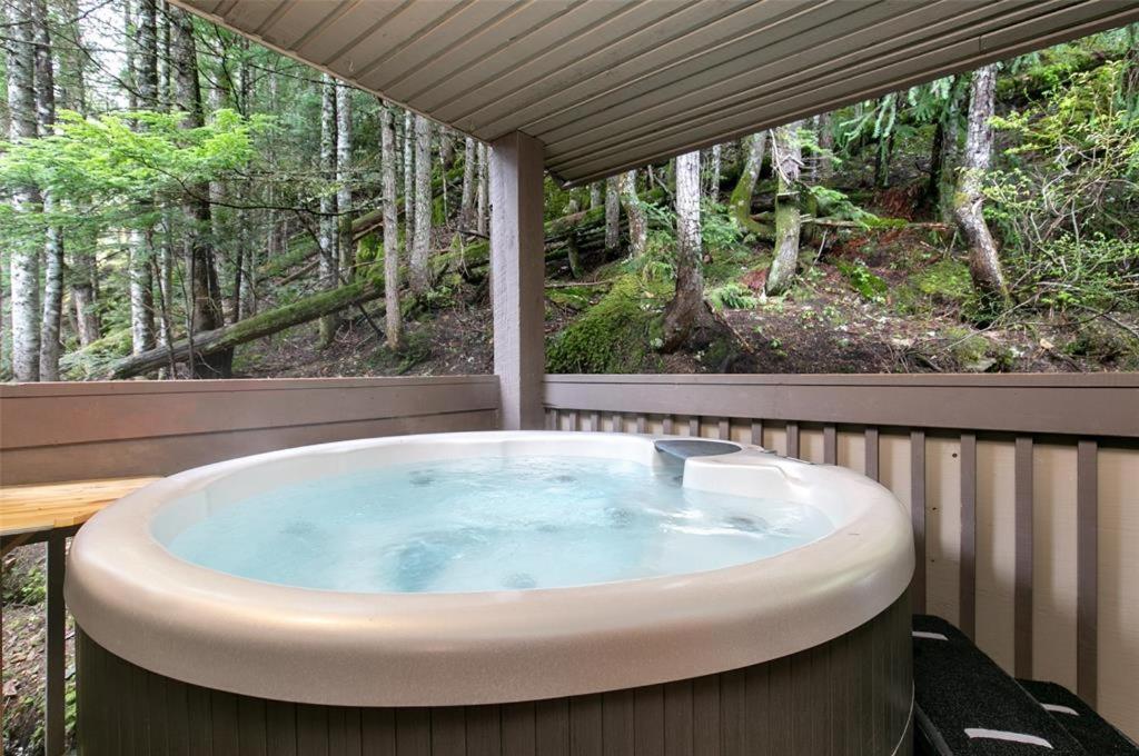 3BR in Whistler Creek Ridge, Ski In, Ski Out, Private Hot Tub, Wood Burning Fireplace, Private Garage