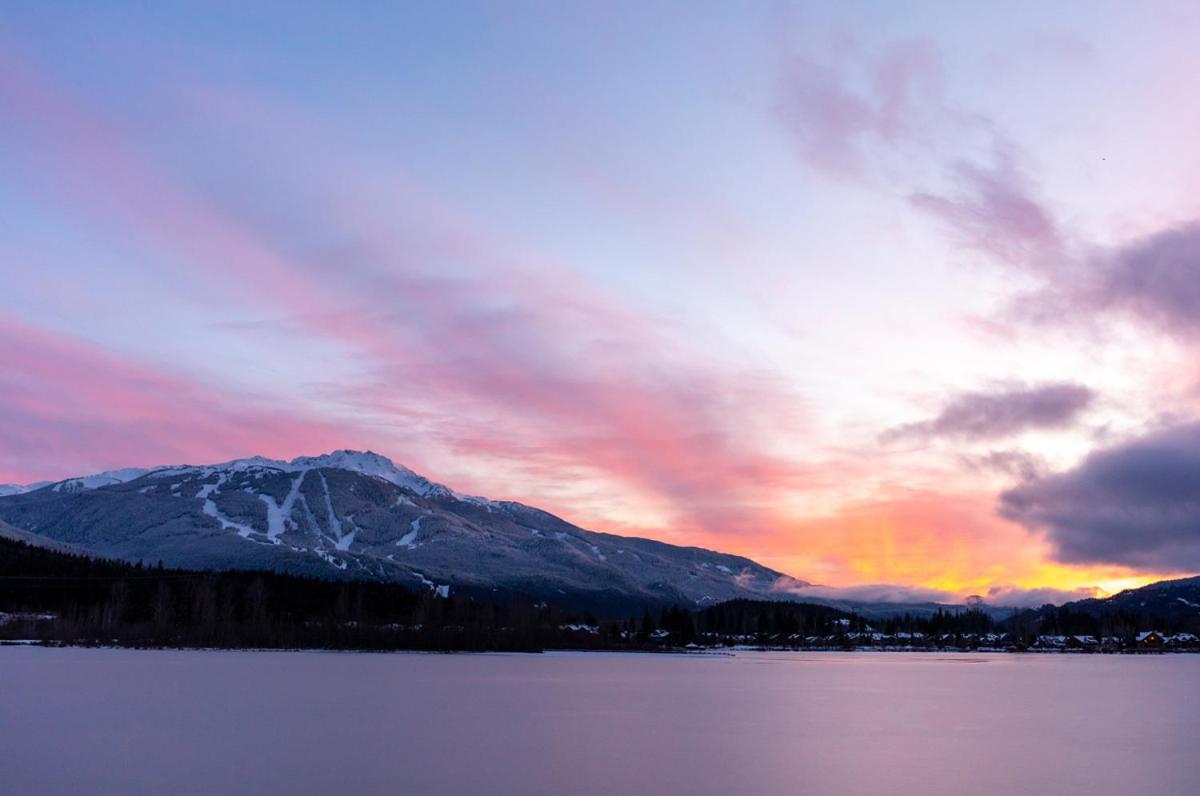 3BR in Whistler Creek Ridge, Ski In, Ski Out, Private Hot Tub, Wood Burning Fireplace, Private Garage