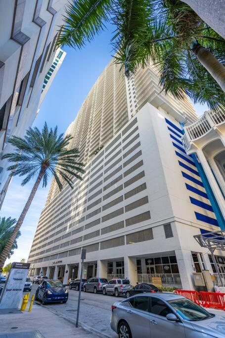 Modern 2/2 with Beautiful Ocean and Brickell Views