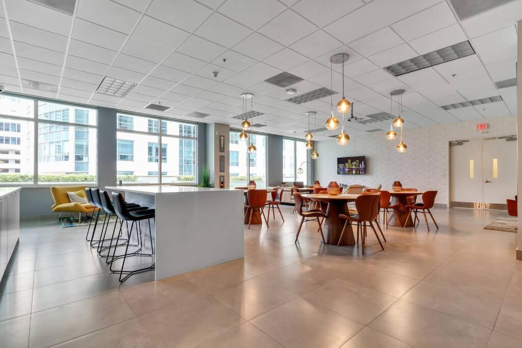 Modern 2/2 with Beautiful Ocean and Brickell Views