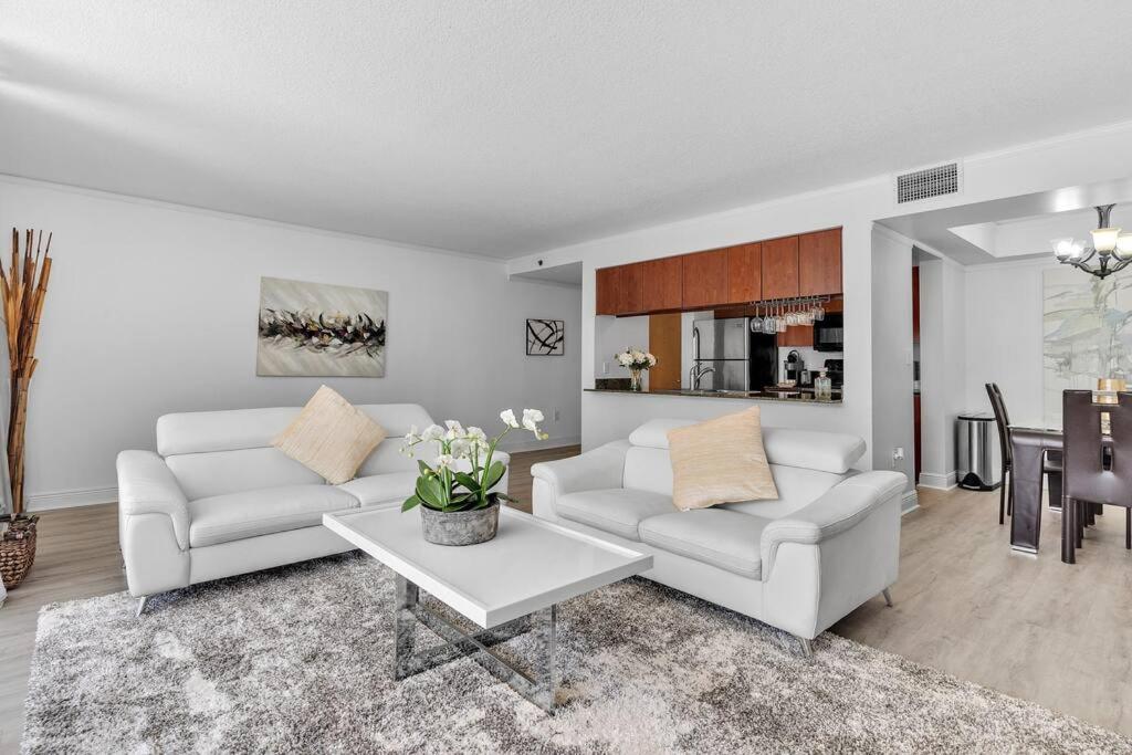 Modern 2/2 with Beautiful Ocean and Brickell Views