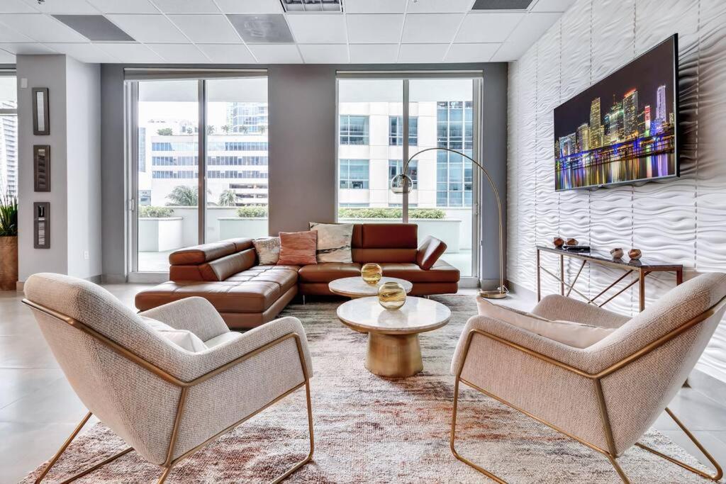 Modern 2/2 with Beautiful Ocean and Brickell Views
