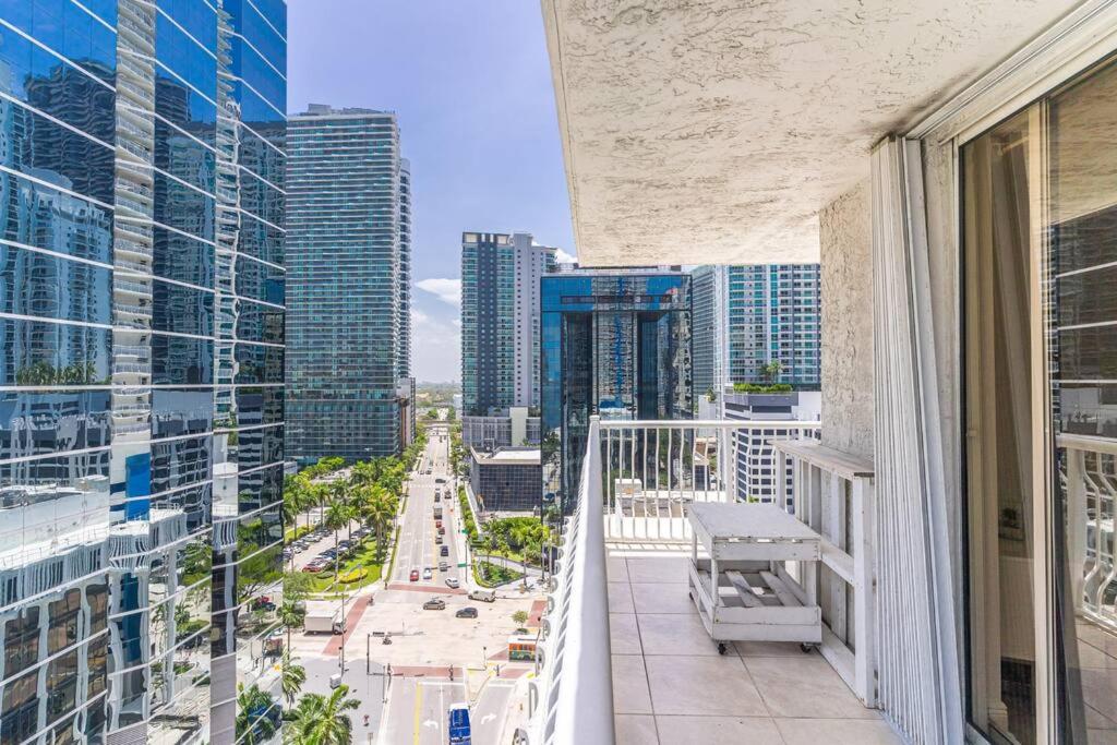 Modern 2/2 with Beautiful Ocean and Brickell Views