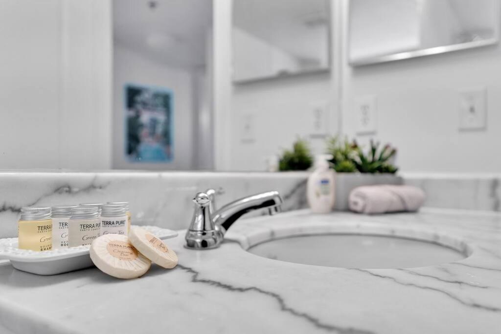 Modern 2/2 with Beautiful Ocean and Brickell Views