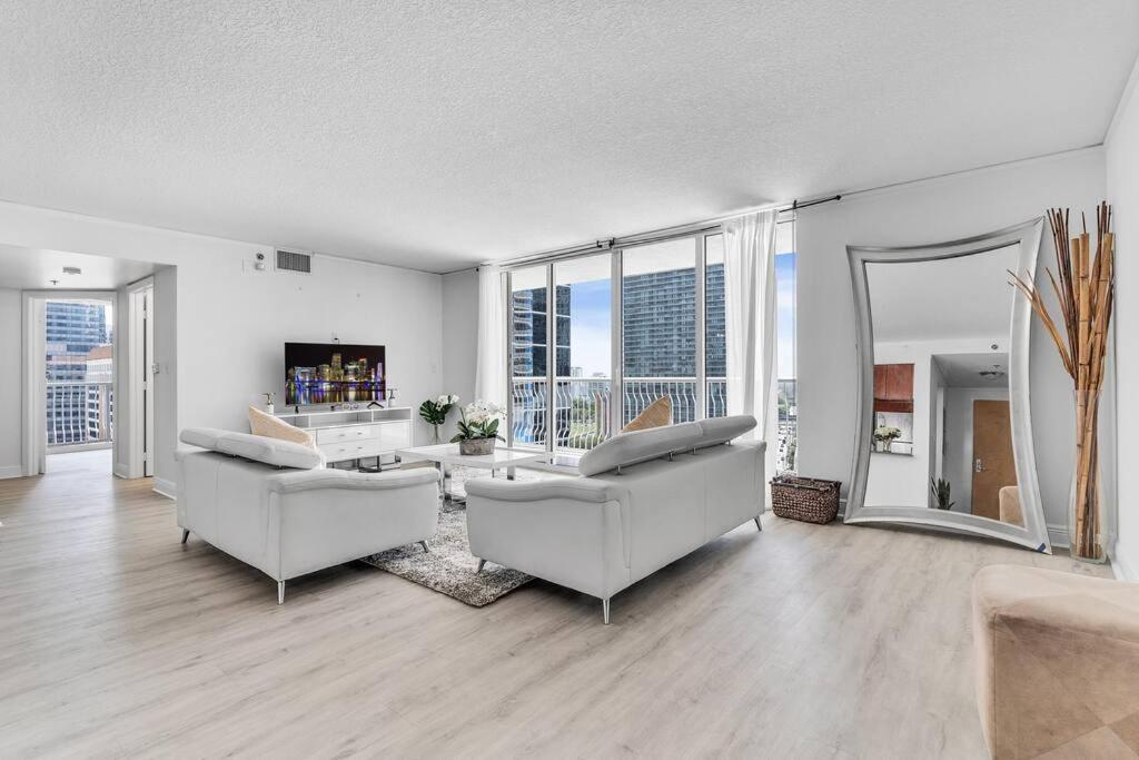 Modern 2/2 with Beautiful Ocean and Brickell Views