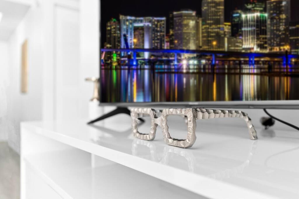 Modern 2/2 with Beautiful Ocean and Brickell Views
