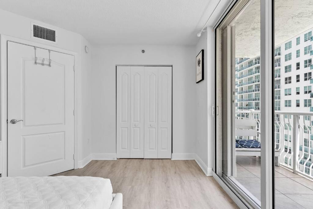 Modern 2/2 with Beautiful Ocean and Brickell Views