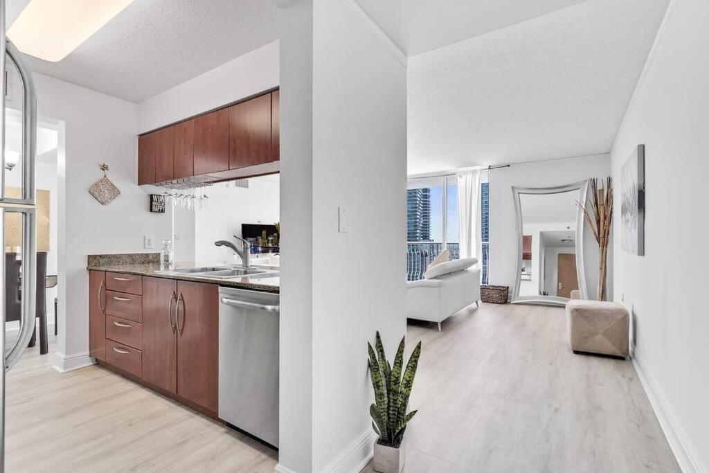 Modern 2/2 with Beautiful Ocean and Brickell Views