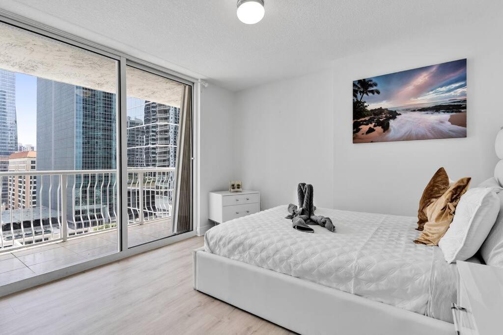 Modern 2/2 with Beautiful Ocean and Brickell Views