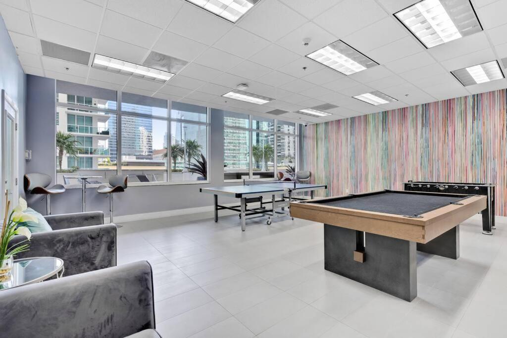 Modern 2/2 with Beautiful Ocean and Brickell Views