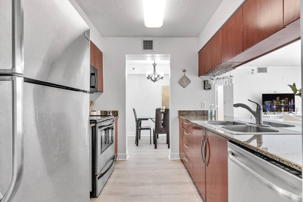 Modern 2/2 with Beautiful Ocean and Brickell Views