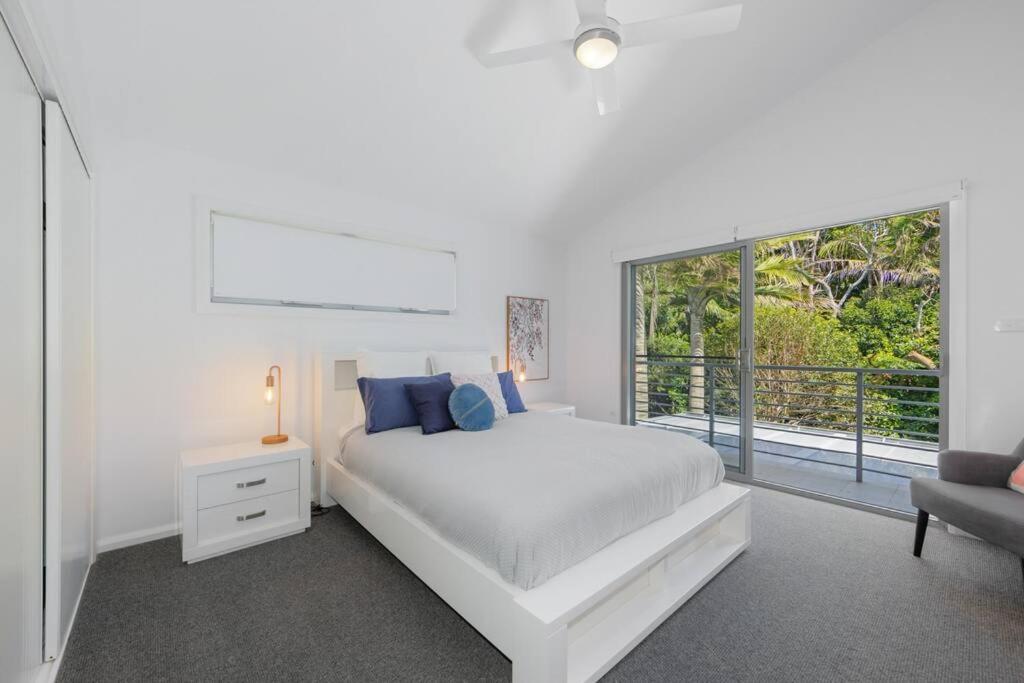 Laze at Lighthouse - family home with pool, heated pool Oct to Mar