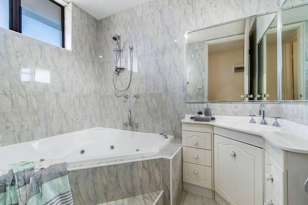 Tasman Towers Penthouse Apt 21