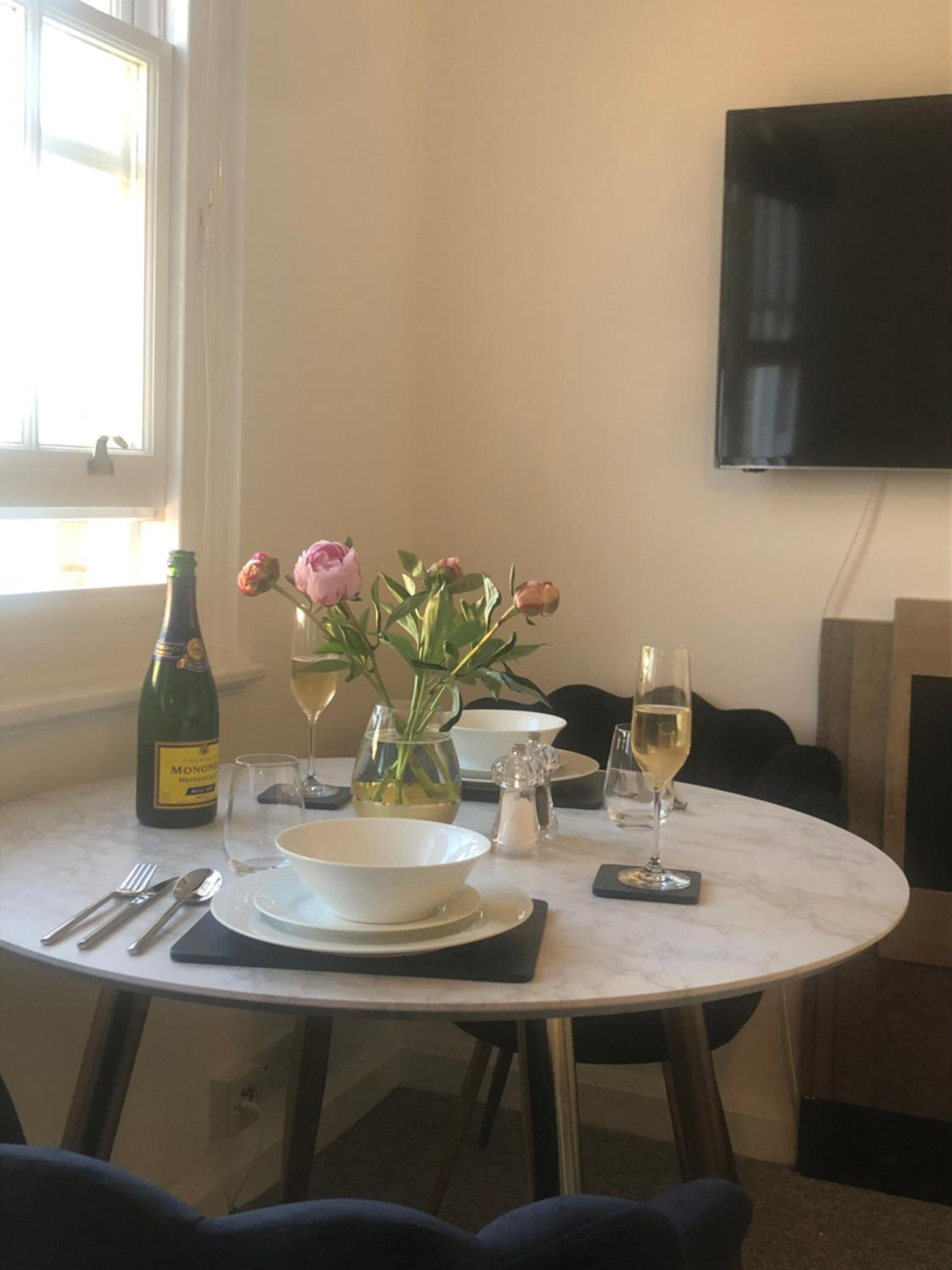 SEAFRONT SANCTUARY Beautiful Art Deco Apartment with Stunning City & Sea Views