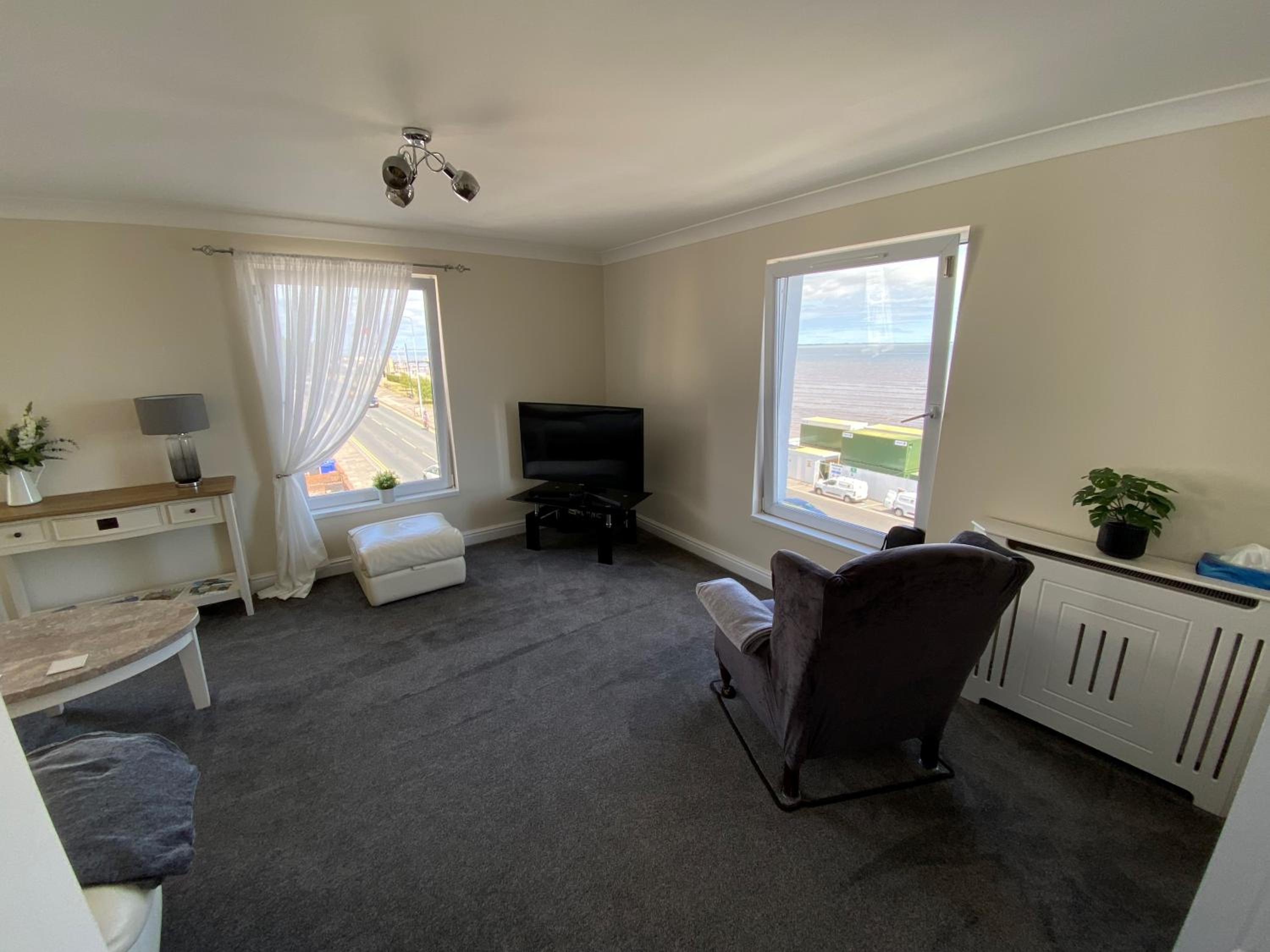 Eastcliffe Penthouse, 2 beds & bathrooms with parking view 3