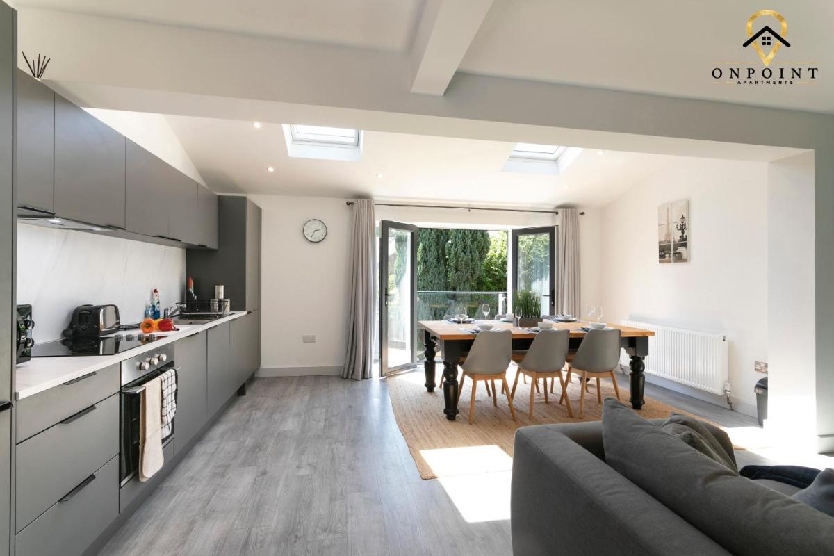OnPoint - Massive House, Perfect Location - Parking view 2