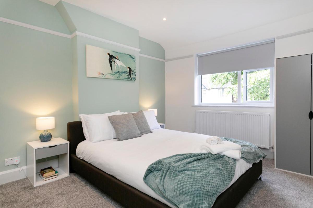 OnPoint - Massive House, Perfect Location - Parking view 3