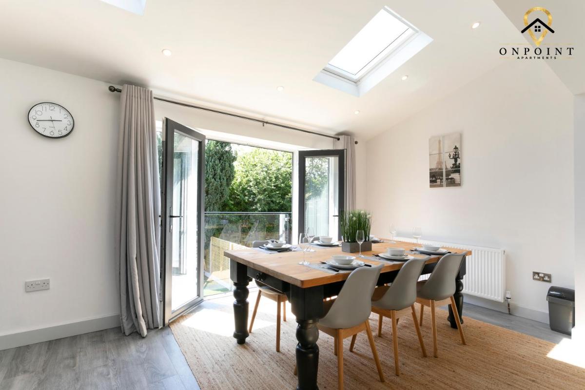OnPoint - Massive House, Perfect Location - Parking view 4