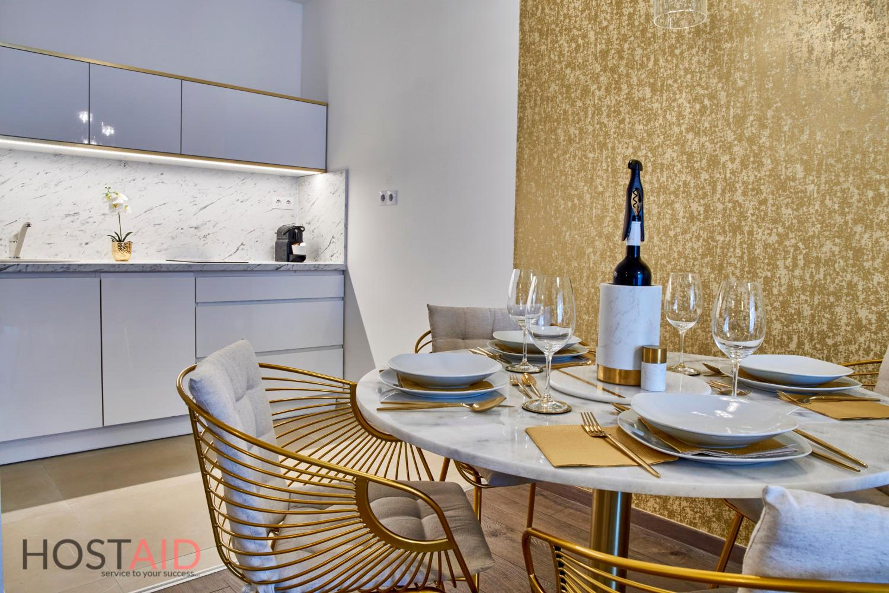 Azúr Apartment - hostAID view 5