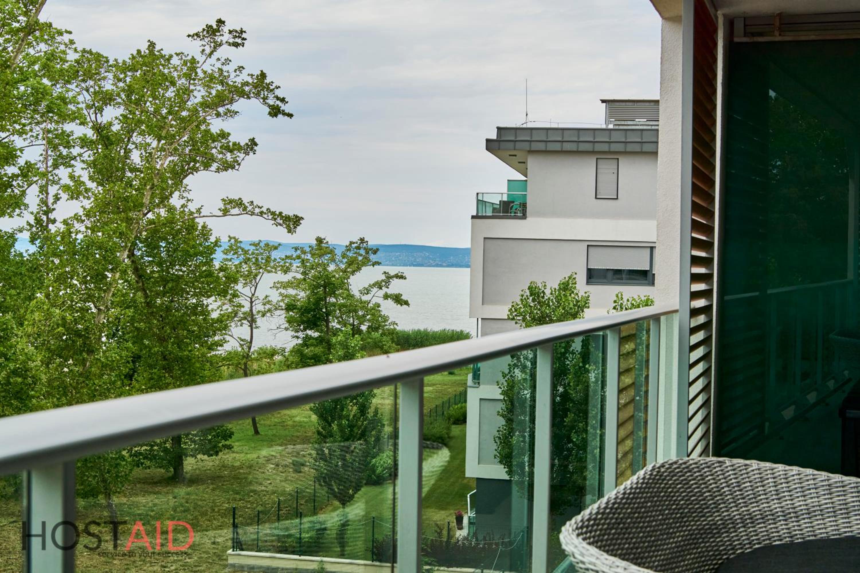 Azúr Apartment - hostAID view 2