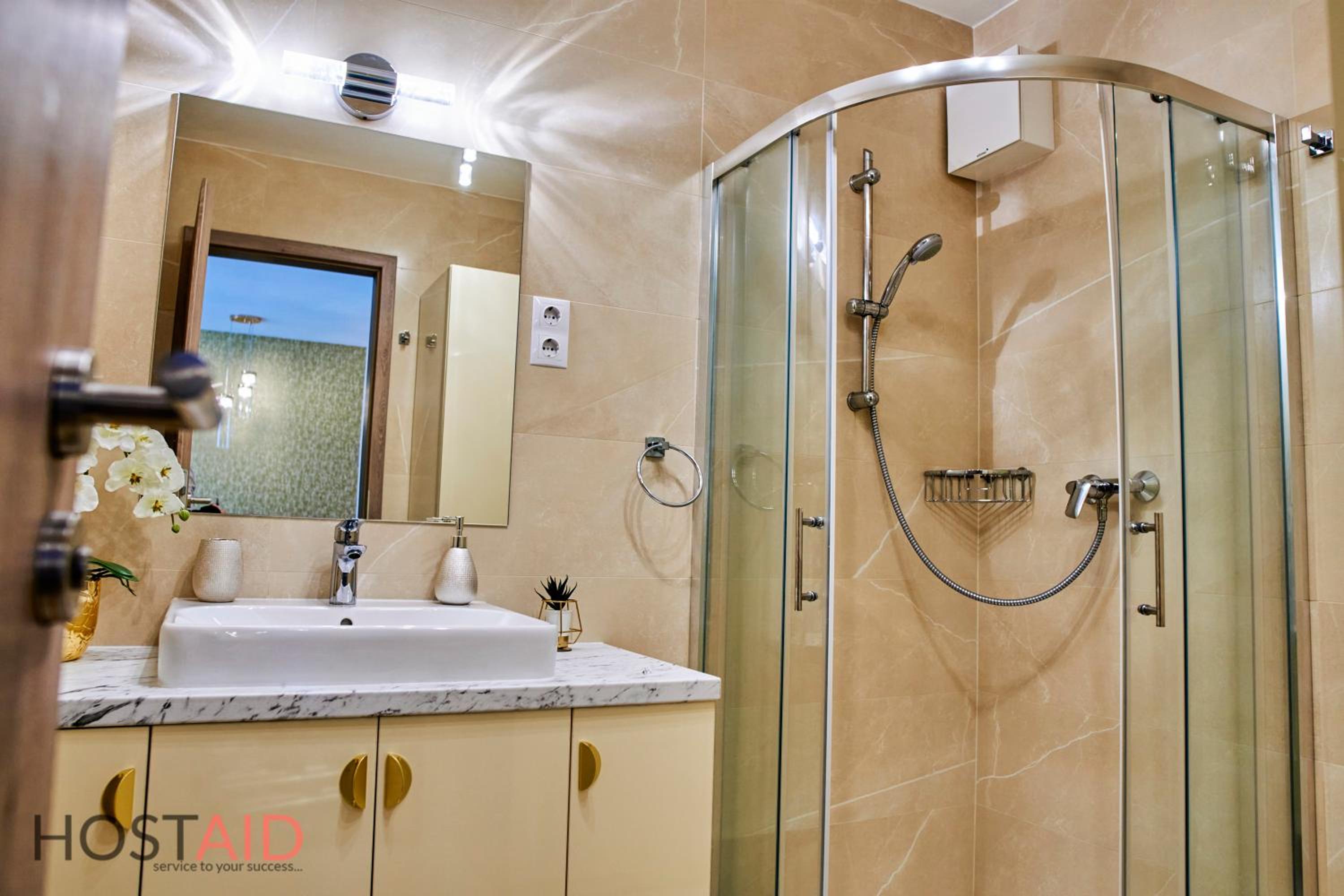 Azúr Apartment - hostAID view 4