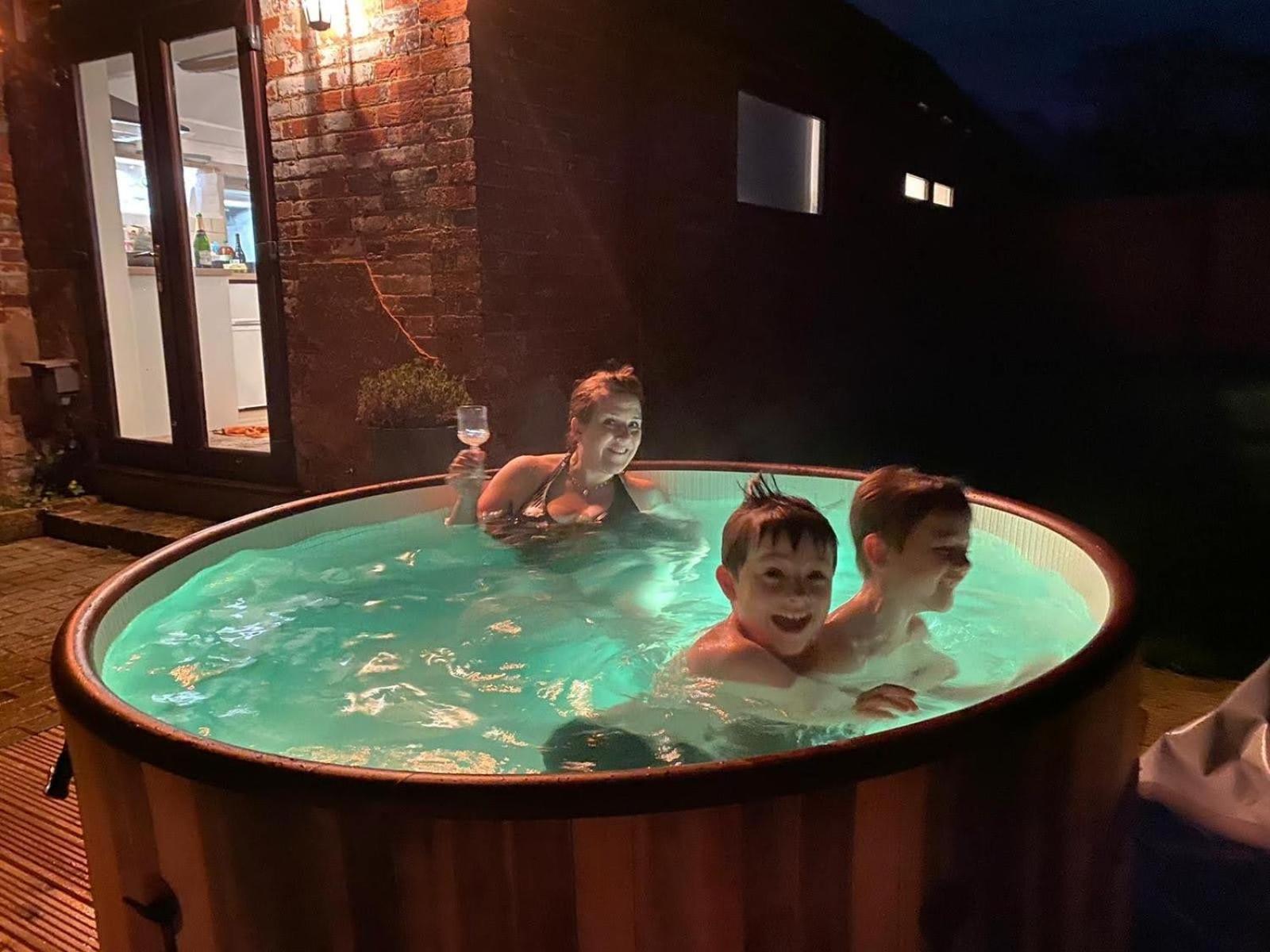 Hotel Beautiful Barn Conversion, 2 Bed Hot Tub, Sauna & Gym, Enclosed Garden