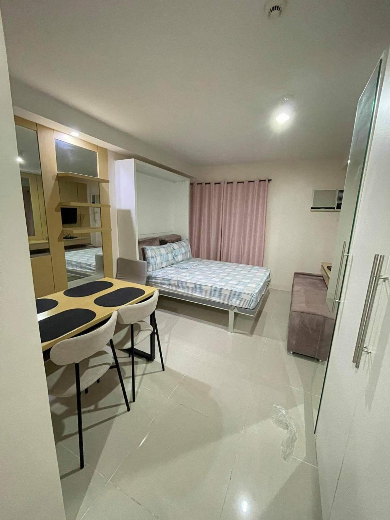 Free WI-FI and Pool Persimmon Condominium view 3