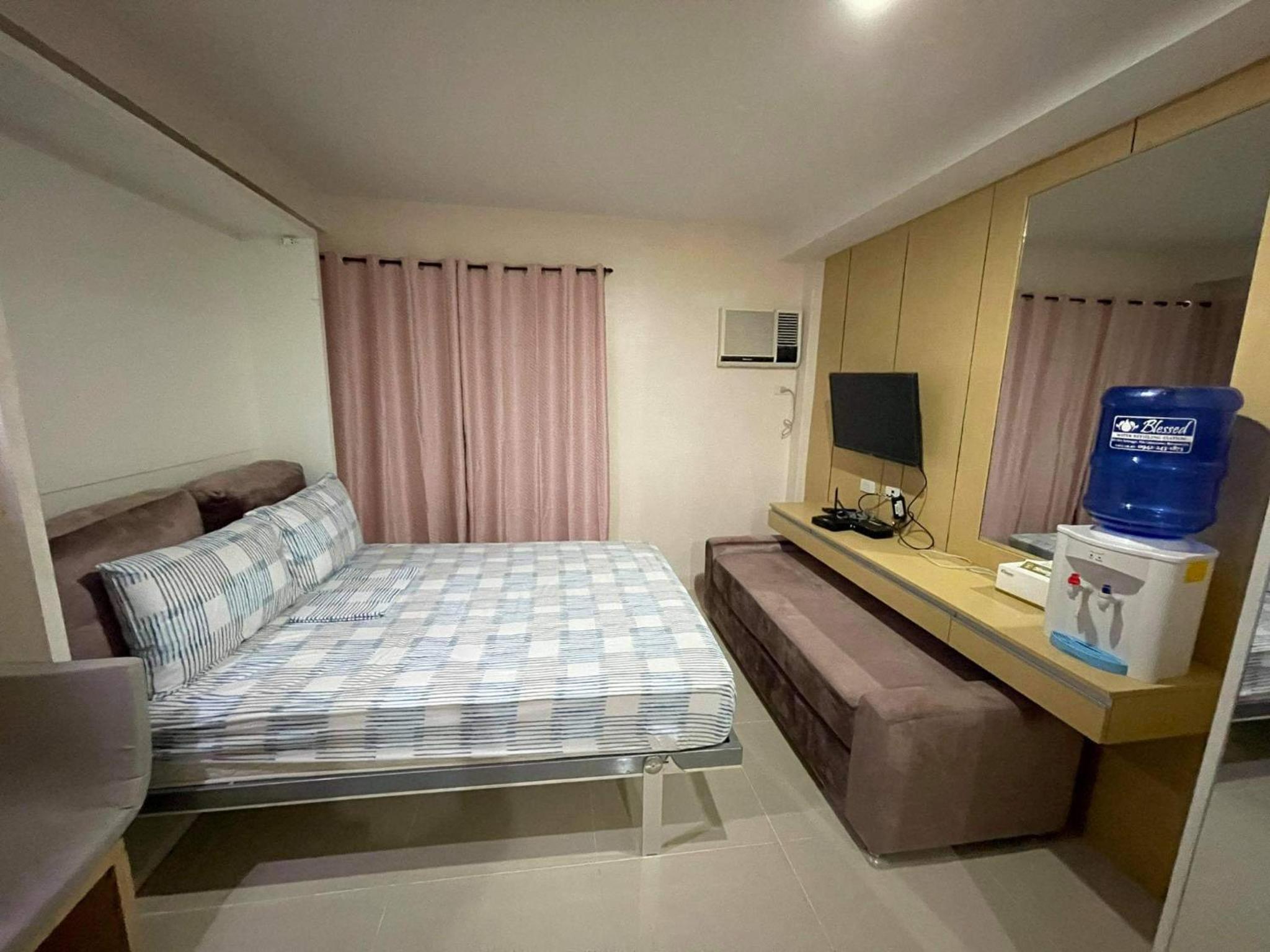 Free WI-FI and Pool Persimmon Condominium view 5