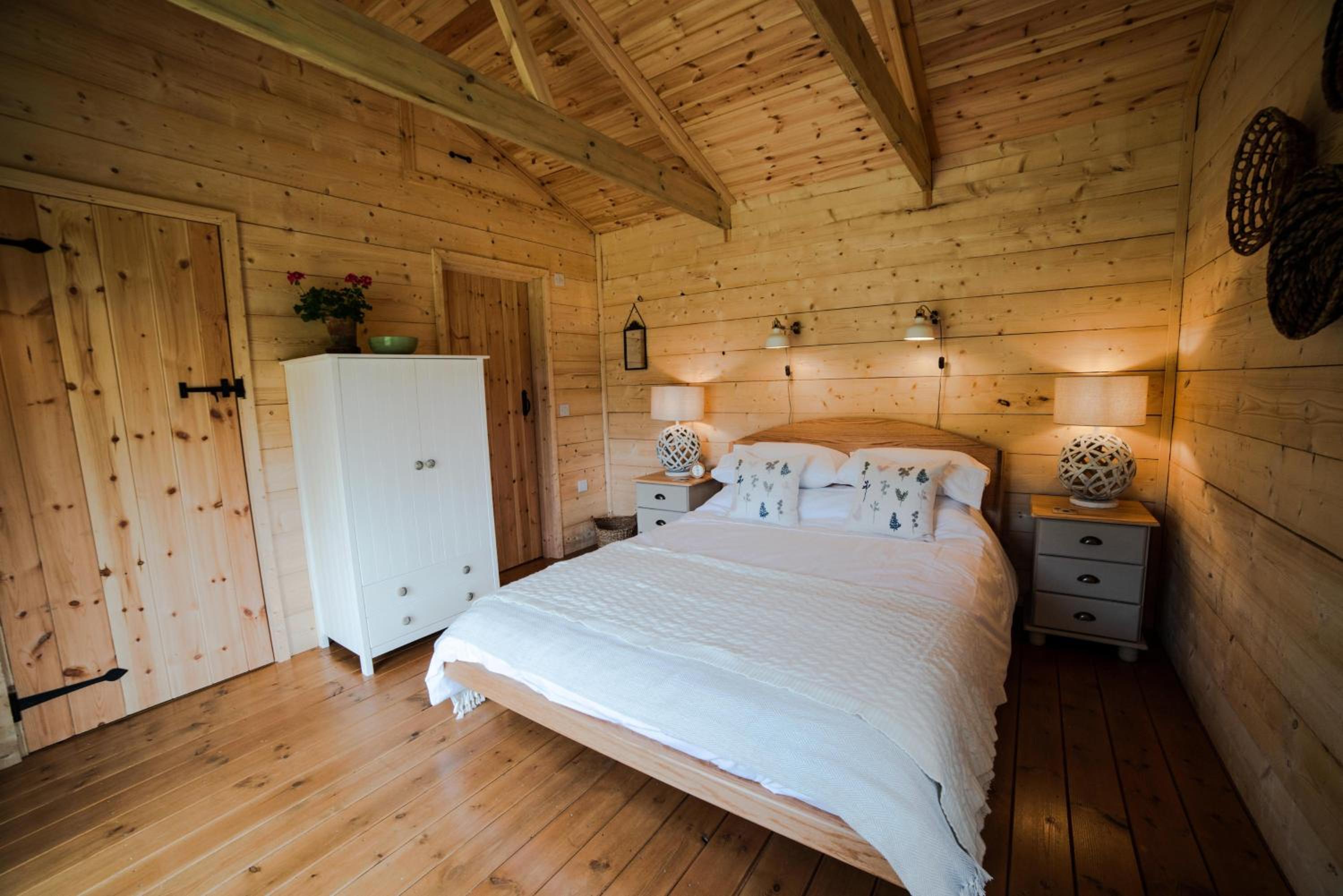 Raleigh Lodge - high quality lodge in secluded meadow view 4