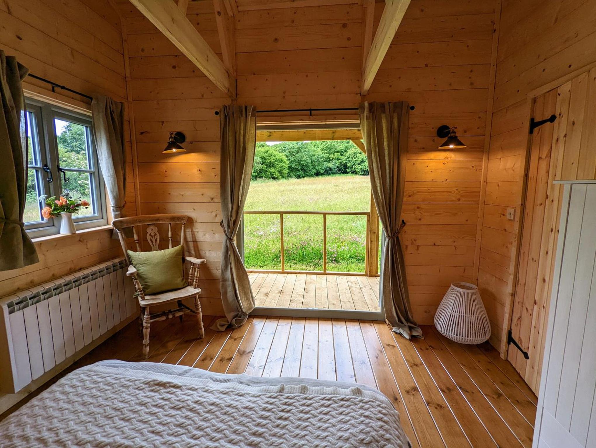 Raleigh Lodge - high quality lodge in secluded meadow view 5