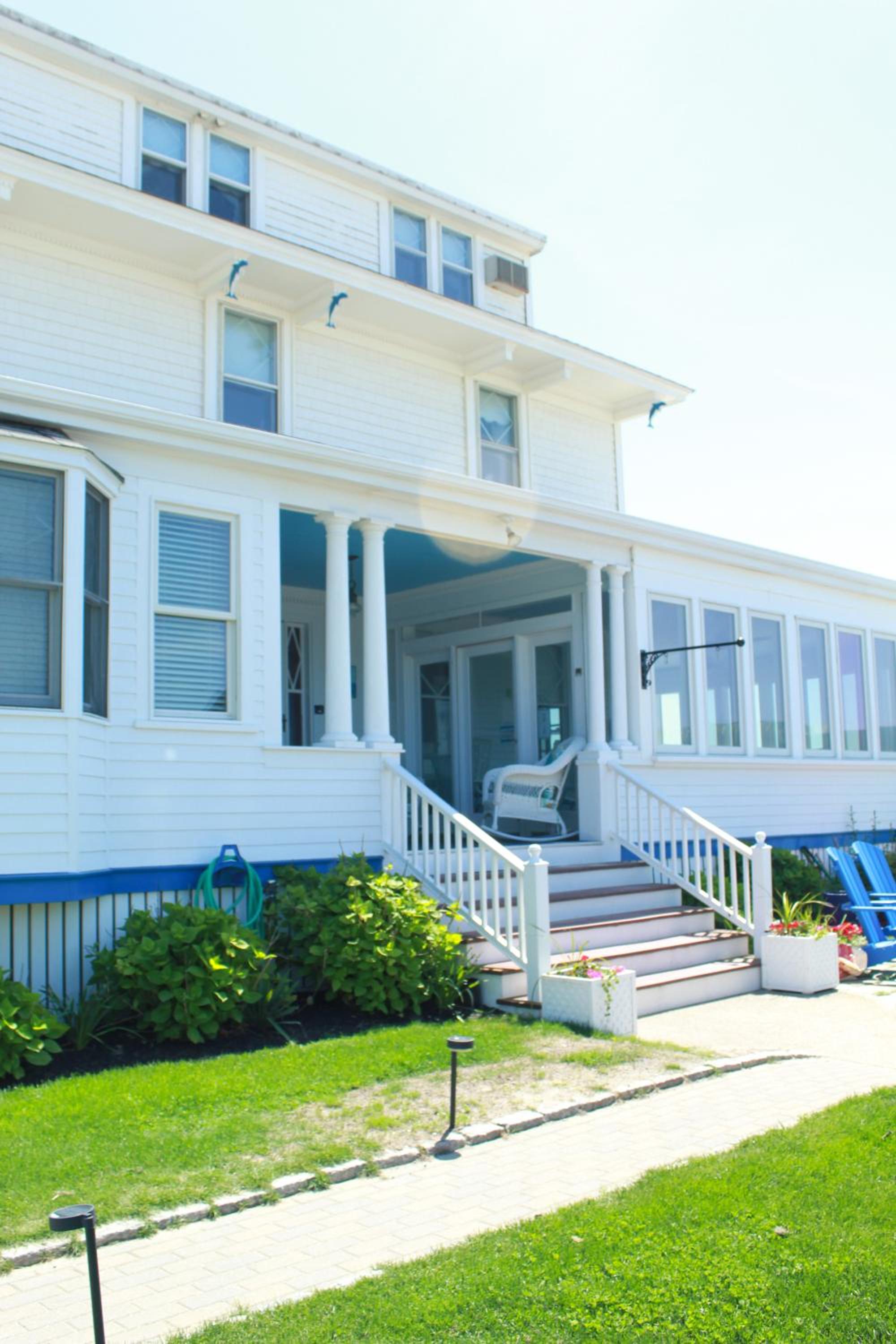 By The Sea Guests Bed & Breakfast and Suites