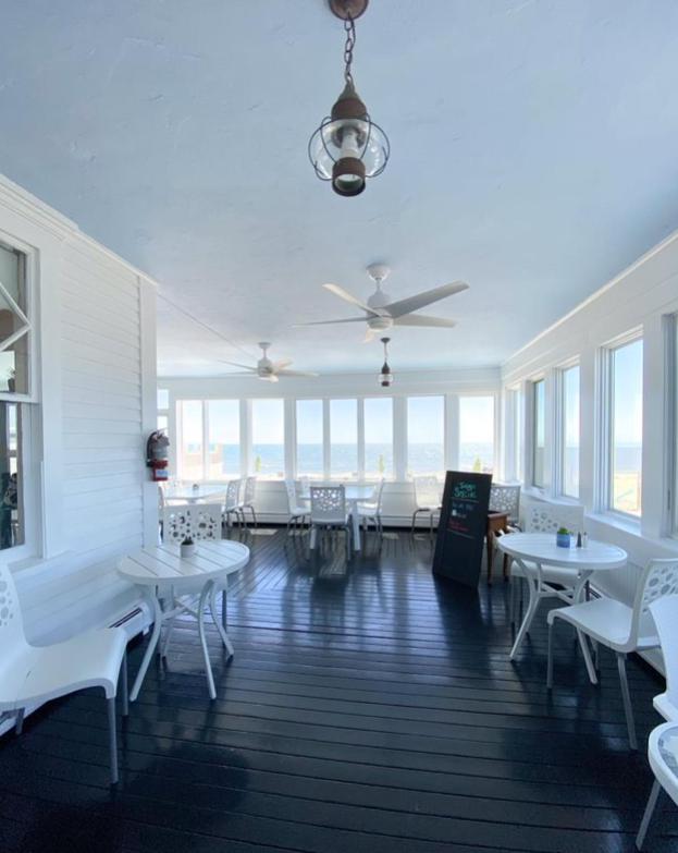 By The Sea Guests Bed & Breakfast and Suites