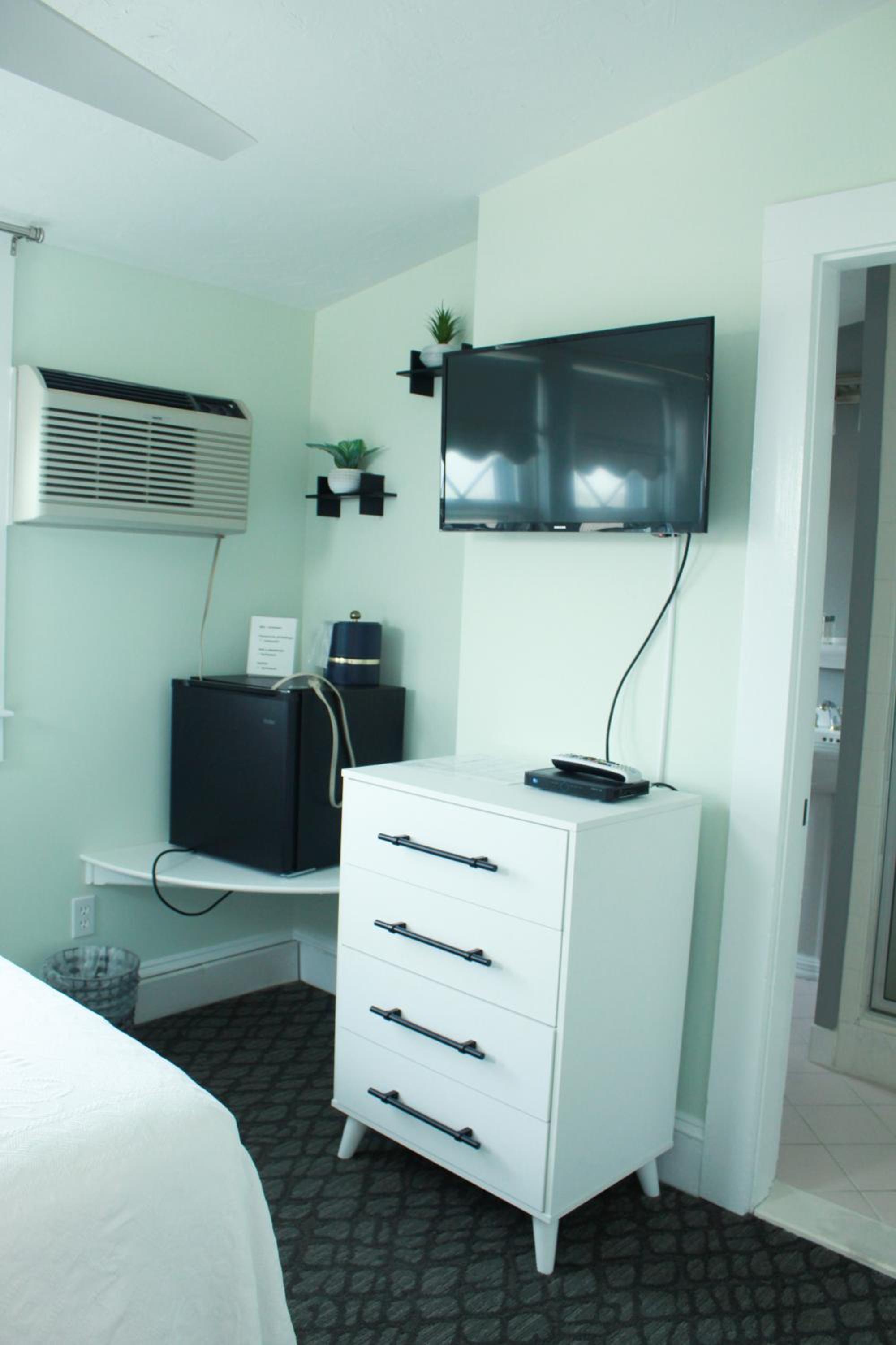 By The Sea Guests Bed & Breakfast and Suites