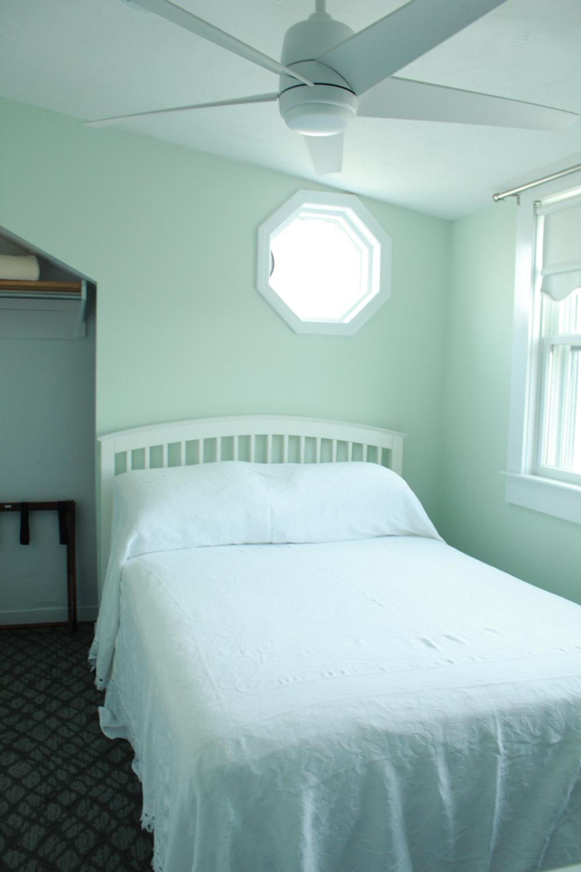 By The Sea Guests Bed & Breakfast and Suites