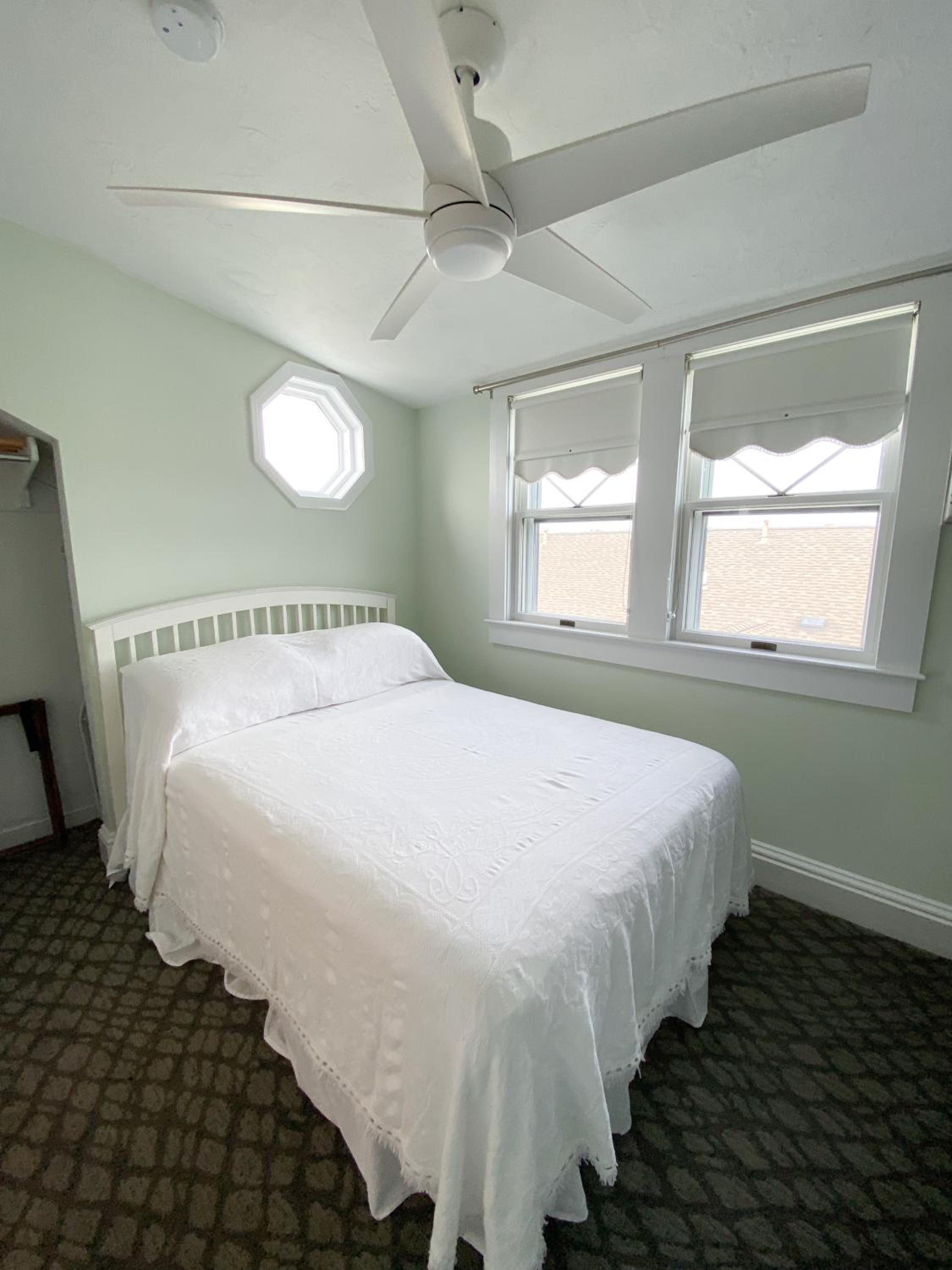 By The Sea Guests Bed & Breakfast and Suites