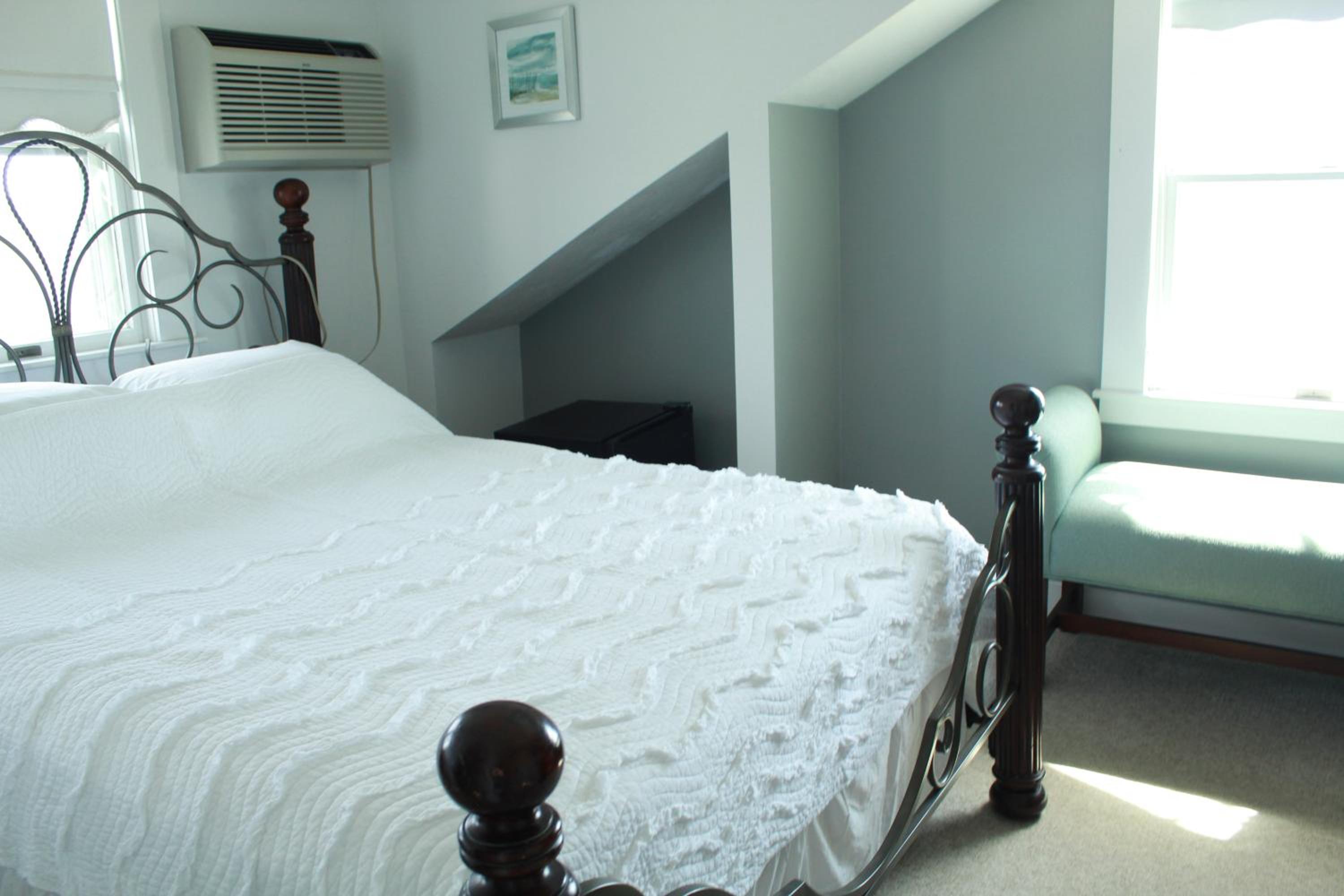 By The Sea Guests Bed & Breakfast and Suites