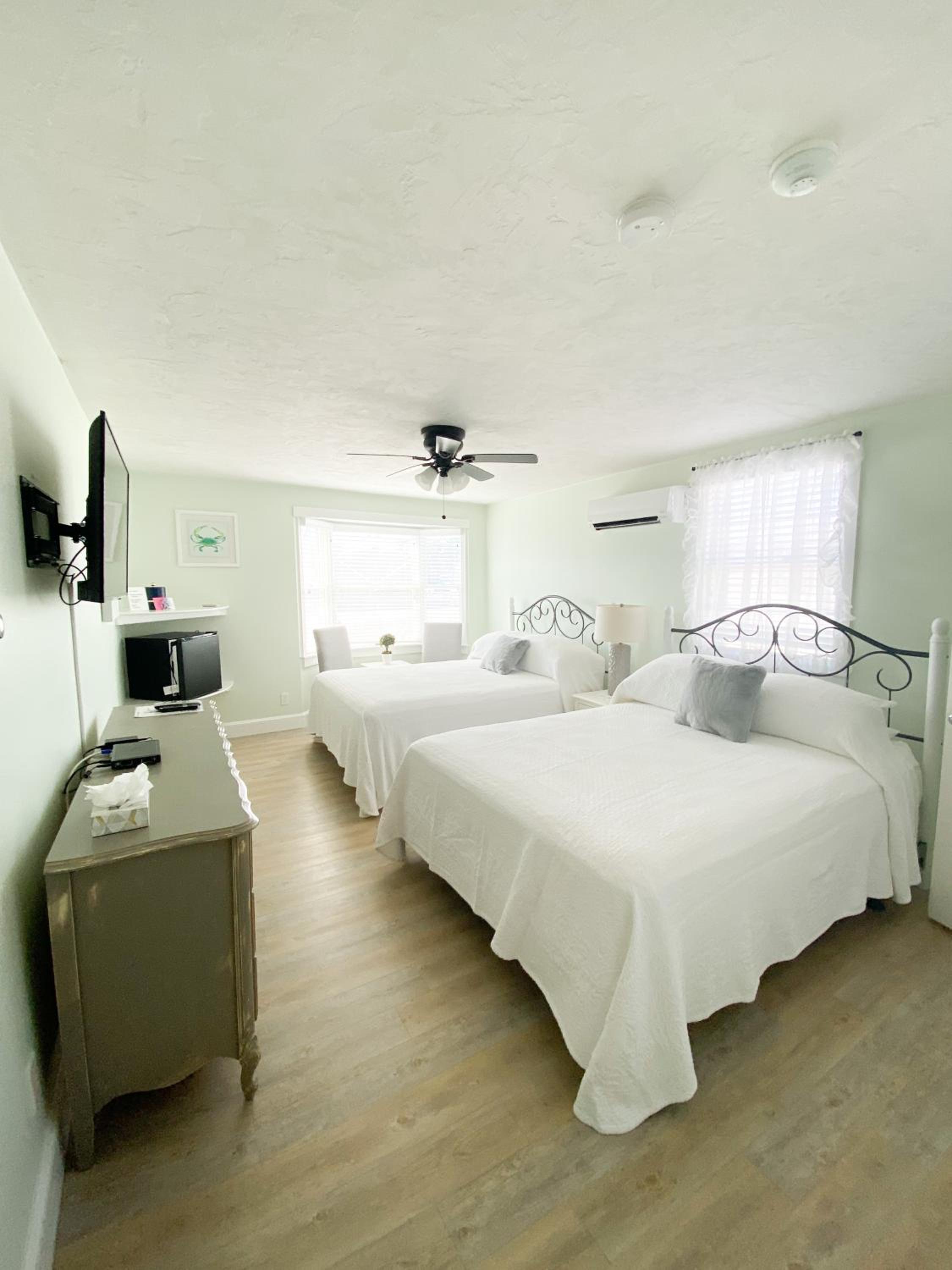 By The Sea Guests Bed & Breakfast and Suites