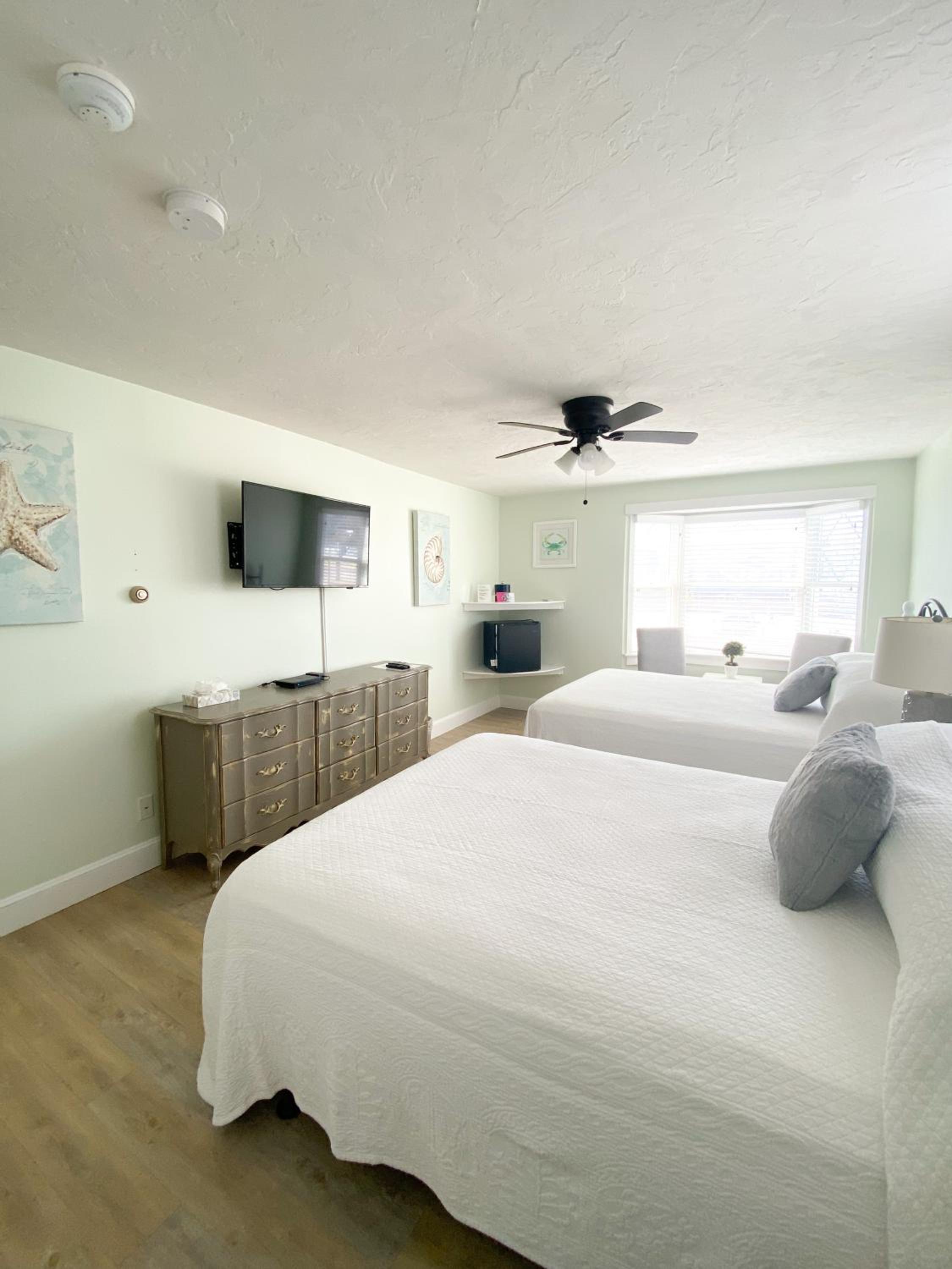 By The Sea Guests Bed & Breakfast and Suites