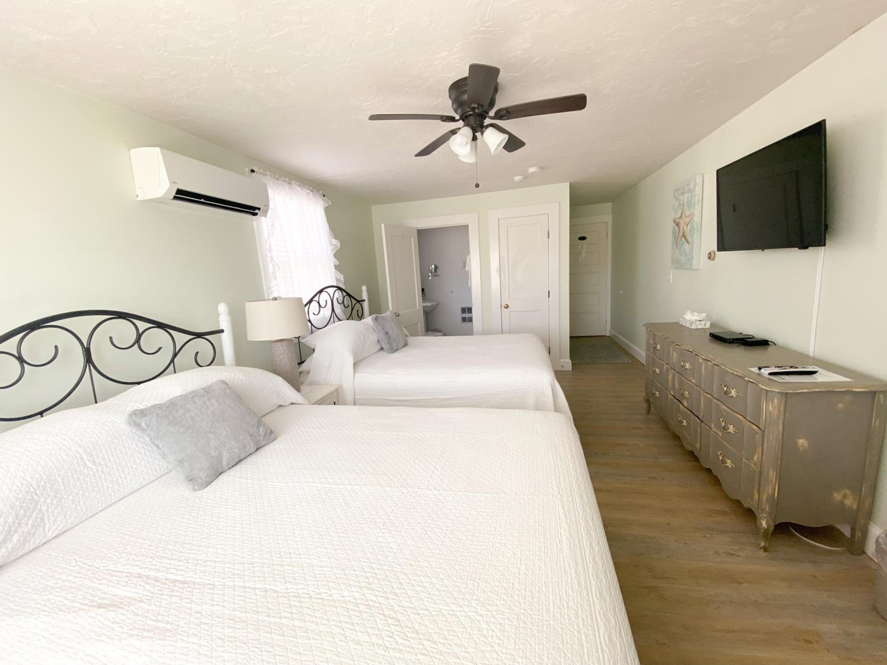 By The Sea Guests Bed & Breakfast and Suites