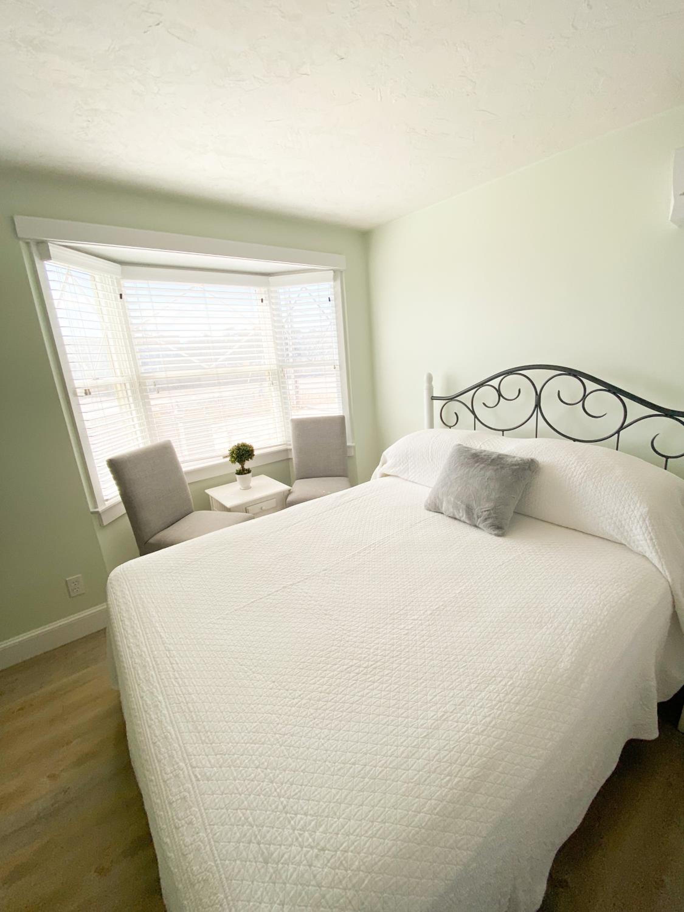 By The Sea Guests Bed & Breakfast and Suites