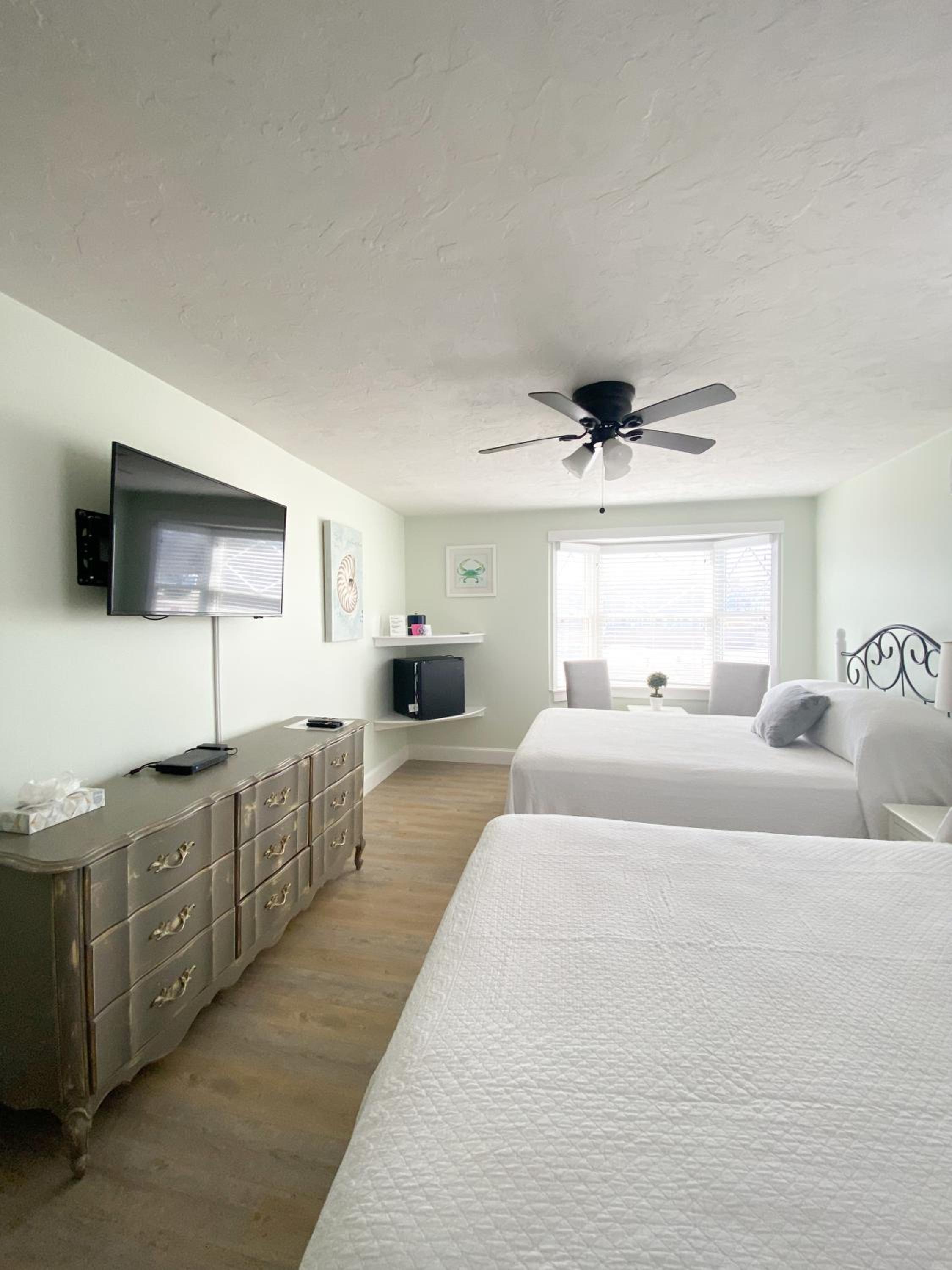 By The Sea Guests Bed & Breakfast and Suites